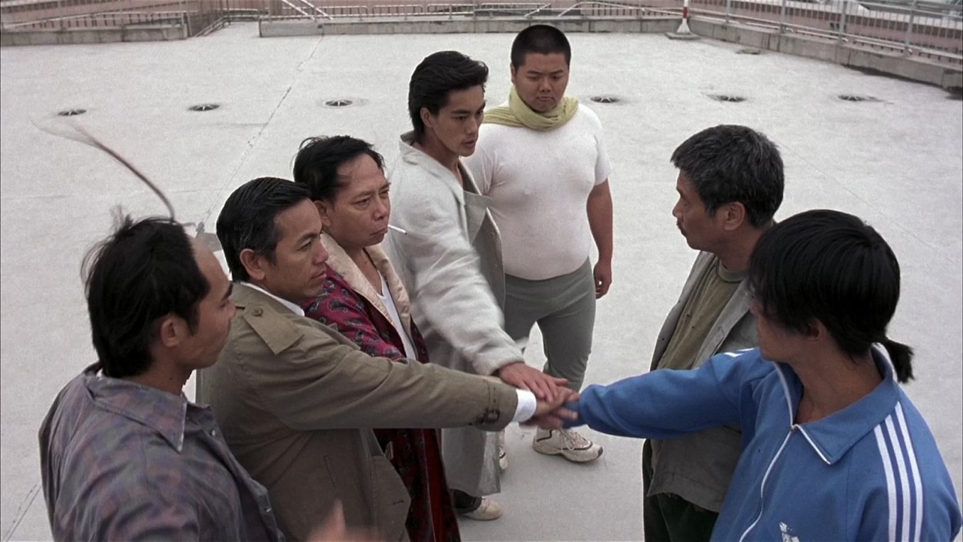 Shaolin Soccer - Shaolin Futbolu Bir dönem futbol oynadıktan sonra, yediği bir kazık sonucu futbol hayatına ara veren bir genç, yıllar sonra kung fu bilen bir grup shaolin rahibiyle b