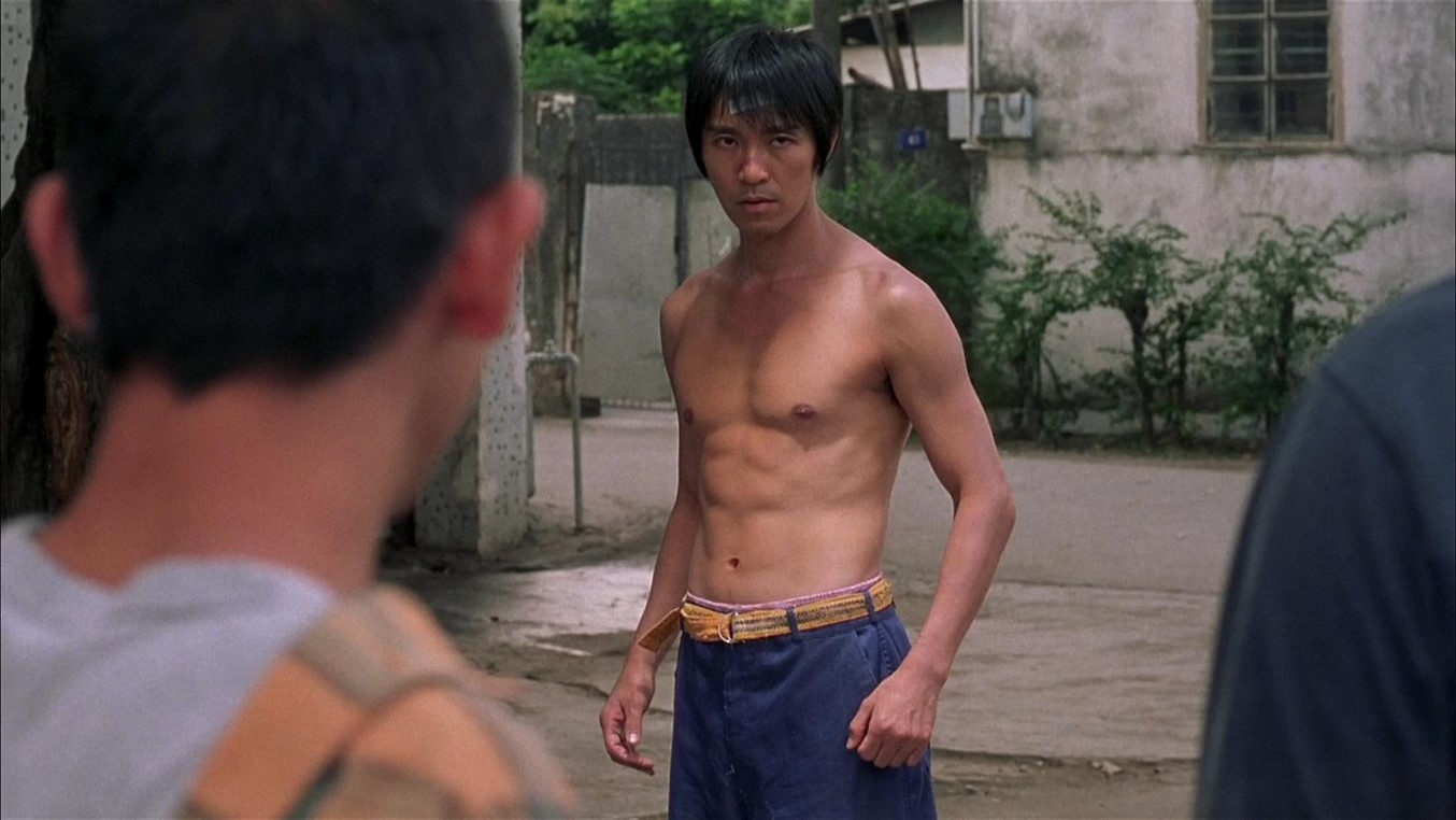 Shaolin Soccer - Shaolin Futbolu Bir dönem futbol oynadıktan sonra, yediği bir kazık sonucu futbol hayatına ara veren bir genç, yıllar sonra kung fu bilen bir grup shaolin rahibiyle b