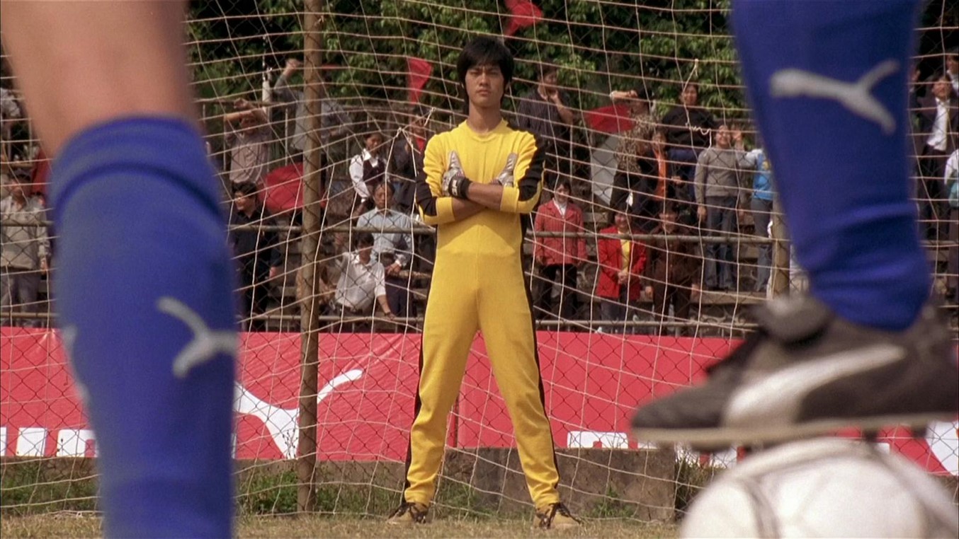 Shaolin Soccer - Shaolin Futbolu Bir dönem futbol oynadıktan sonra, yediği bir kazık sonucu futbol hayatına ara veren bir genç, yıllar sonra kung fu bilen bir grup shaolin rahibiyle b
