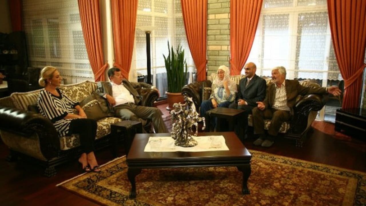 SÜMELA'NIN ŞİFRESİ TEMEL - SÜMELA'NIN ŞİFRESİ TEMEL Hayalleri ve hayattaki amaçları yüzünden, Karadeniz'de bile herkesin dalga geçtiği fakir Temel, Trabzon'un en köklü ve zengin ailelerinden Yücesoyların Zuhal'e aşıktır ama babası Hıdır Yücesoy, kızını Temel'e vermez. Temel, sevdiği kızı da alamayınca yıkılmıştır. Tam bu sırada, arkadaşı Turgay'ın Sümela Manastırı'nın çatısına çıkarak intihar etmeye kalkıştığı haberini alır.