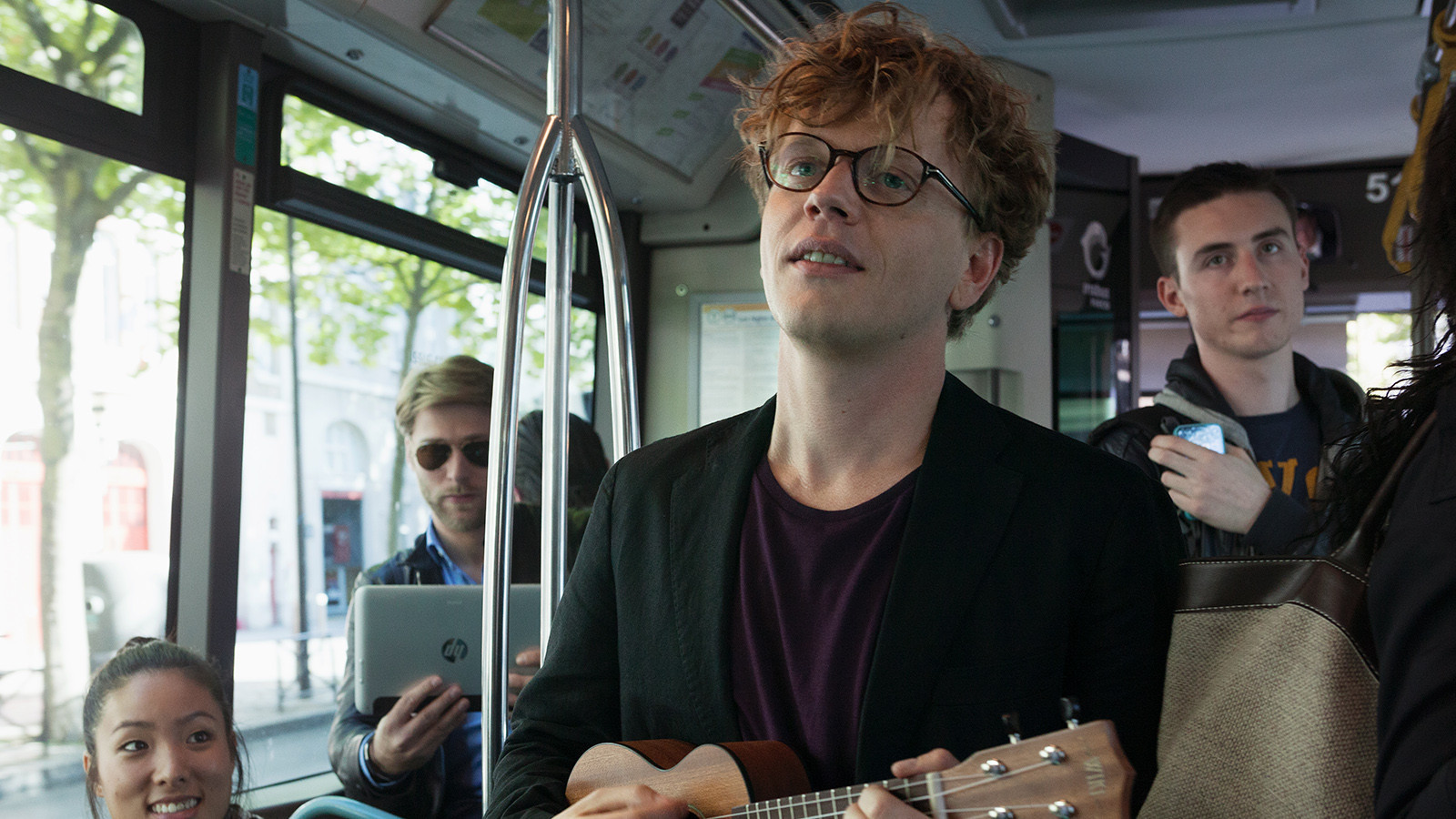 THANKS TO MY FRIENDS - ARKADAŞLAR Aynı işyerinde çalışan Alex ve Jeff, aynı zamanda en yakın iki arkadaştır. Her ikisi için de hayat yolunda gitmektedir. Ancak ofise gelen yeni persone