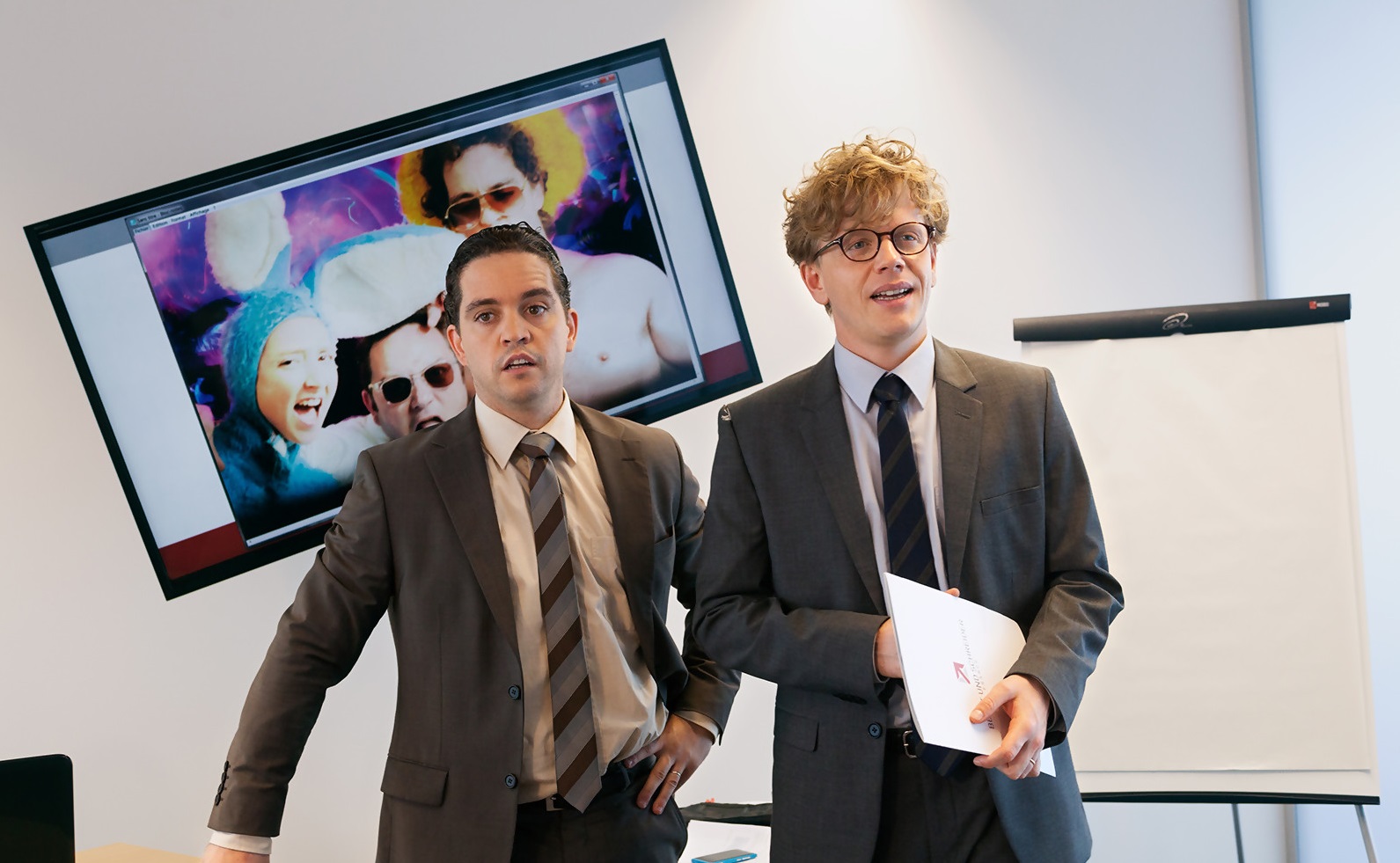 THANKS TO MY FRIENDS - ARKADAŞLAR Aynı işyerinde çalışan Alex ve Jeff, aynı zamanda en yakın iki arkadaştır. Her ikisi için de hayat yolunda gitmektedir. Ancak ofise gelen yeni persone