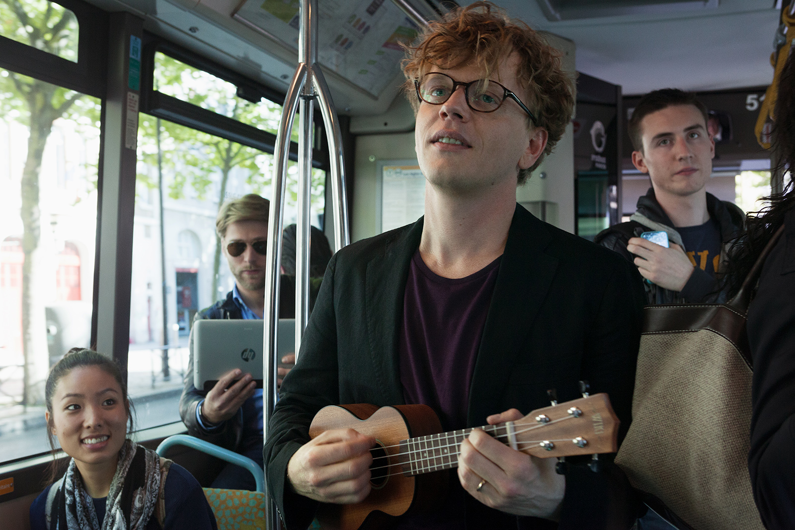 THANKS TO MY FRIENDS - ARKADAŞLAR Aynı işyerinde çalışan Alex ve Jeff, aynı zamanda en yakın iki arkadaştır. Her ikisi için de hayat yolunda gitmektedir. Ancak ofise gelen yeni persone