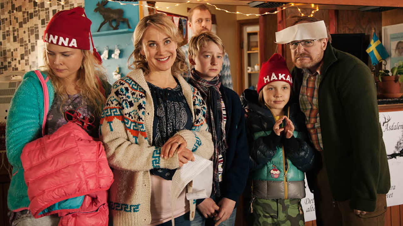 THE ANDERSSONS ROCK THE MOUNTAINS - ANDERSSONLAR DAĞLARIN KRALI  Svensson ailesi, kış tatili için kayağa gidecektir. Tatile gittiklerinde, ailenin genç kızı Sune, yeni bir ilişkiye başlar. Diğer yandan Hakon sorunla