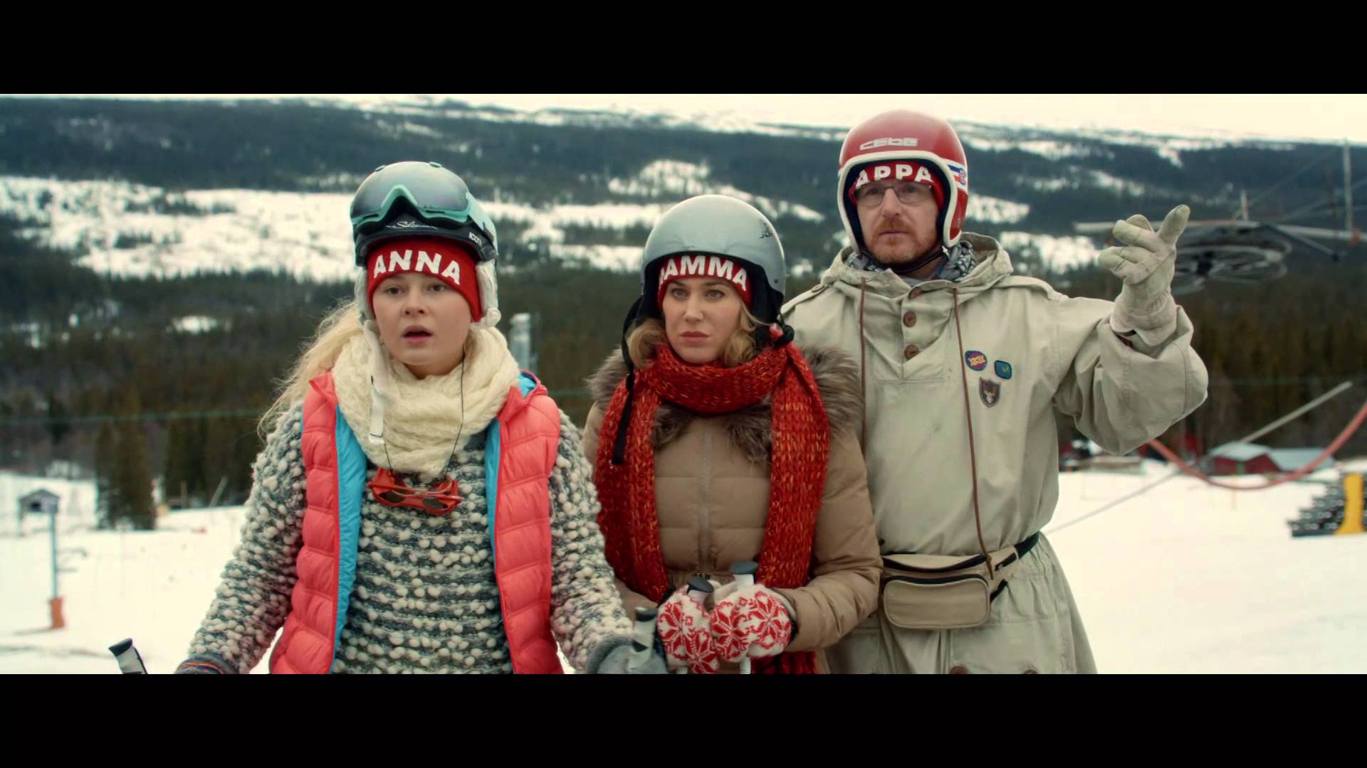 THE ANDERSSONS ROCK THE MOUNTAINS - ANDERSSONLAR DAĞLARIN KRALI  Svensson ailesi, kış tatili için kayağa gidecektir. Tatile gittiklerinde, ailenin genç kızı Sune, yeni bir ilişkiye başlar. Diğer yandan Hakon sorunla