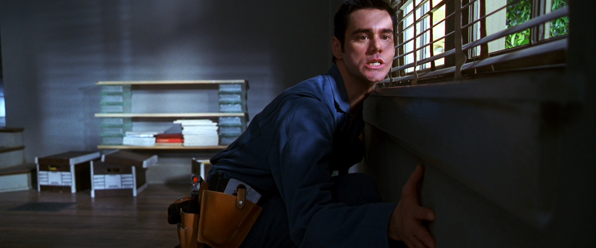 THE CABLE GUY - BAŞ BELASI Ben Stiller’ın yönetmen koltuğunda olduğu yapımda Jim Carrey başrolde. Kızarkadaşı tarafından terk edilen Steven, yeni bir eve taşınmıştır. Kablo döşetmek için Chip Douglas adındaki elektrikçi ile anlaşır. Ancak tuhaf bir adam olan Chip, Steven ile arkadaş olmak ister. Başlarda sıkıntı yoktur fakat Chip, Steven’ın hayatını allak bullak etmeye başlayınca Steven, Chip ile ilişkisini keser. Bu duruma çok sinirlenen Chip ise intikam almaya karar verir.