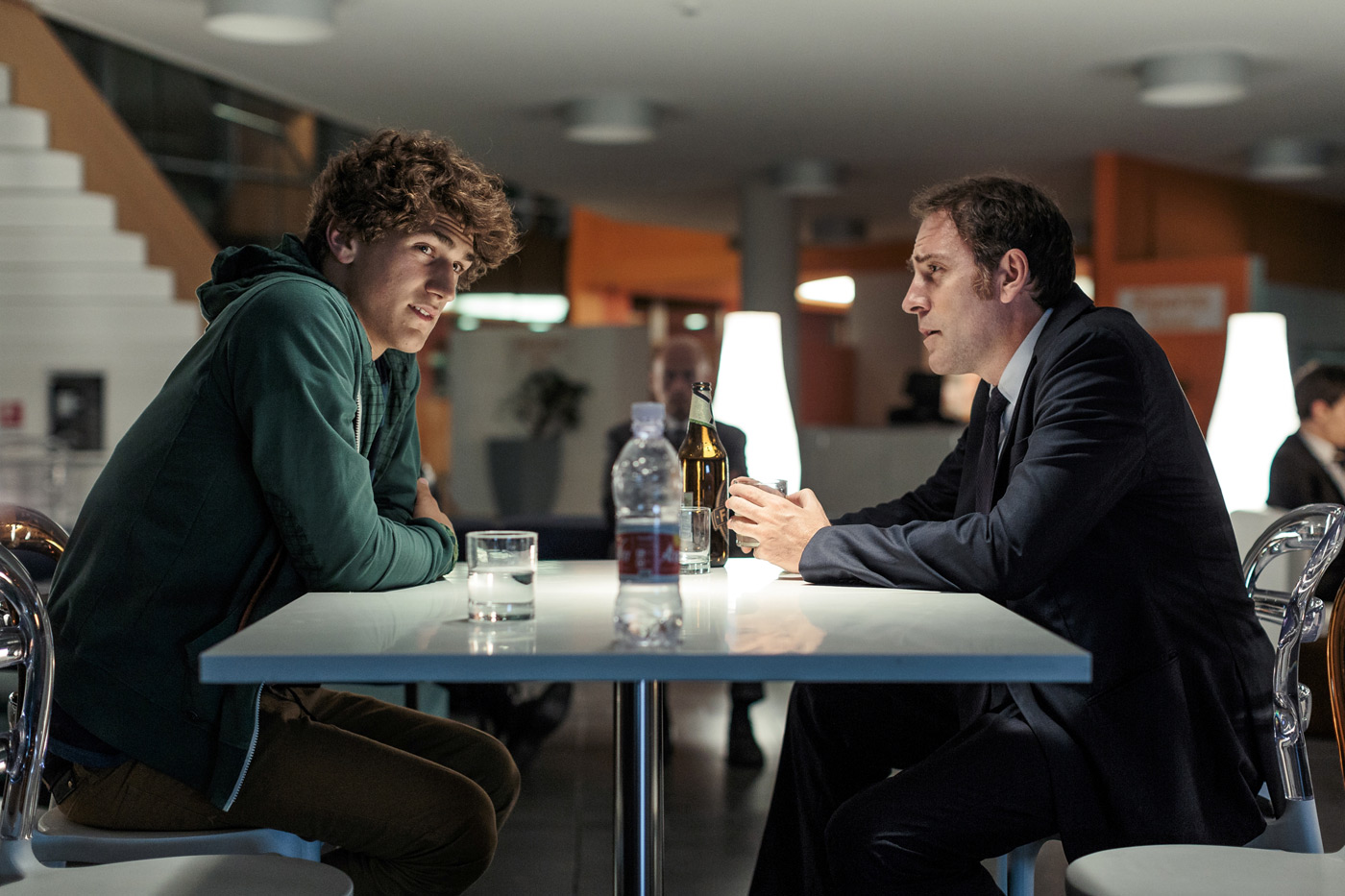 THE COMPLEXITY OF HAPPINESS - MUTLULUK KARMAŞASI Enrico, büyük şirketlere, yönetimsel sıkıntıları ile ilgili danışmanlık hizmeti veren bir işadamıdır. İki önemli girişimci ölür ve şirketin başına den