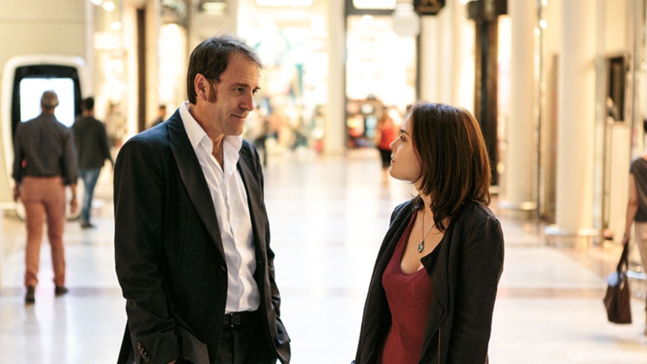 THE COMPLEXITY OF HAPPINESS - MUTLULUK KARMAŞASI Enrico, büyük şirketlere, yönetimsel sıkıntıları ile ilgili danışmanlık hizmeti veren bir işadamıdır. İki önemli girişimci ölür ve şirketin başına den