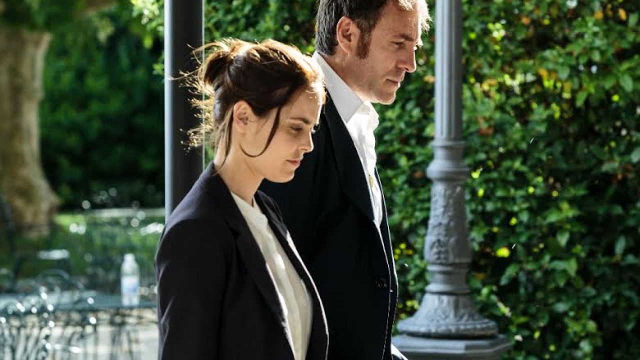 THE COMPLEXITY OF HAPPINESS - MUTLULUK KARMAŞASI Enrico, büyük şirketlere, yönetimsel sıkıntıları ile ilgili danışmanlık hizmeti veren bir işadamıdır. İki önemli girişimci ölür ve şirketin başına den