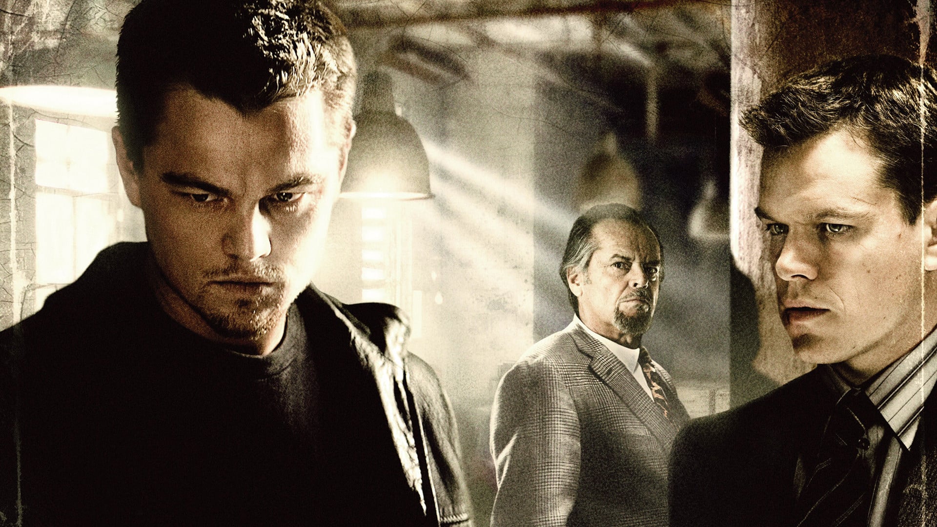 THE DEPARTED - KÖSTEBEK Boston’ın güneyindeki bir polis teşkilatı, İrlanda-Amerika asıllı suç örgütlerine karşı yoğun bir mücadele vermektedir. Polis memuru Billy, mafya çetelerinden birine sızmakla görevlendirildikten kısa zaman sonra çeteye girip üyelerin güvenini kazanır. Diğer yandan mafya da boş durmamış, uzun yıllardır polis teşkilatına sızmaları için özel adamlar yetiştirmiştir. Billy, çete içine sızdığı sırada, mafyanın adamlarından biri olan Collin de polis teşkilatında önemli bir departmana girmeyi başarır. Fakat bir süre sonra iki taraf da içlerinde köstebeklerin olduğunu fark edecek, Billy ve Colin ifşa olma tehlikesiyle karşı karşıya kalacaktır.