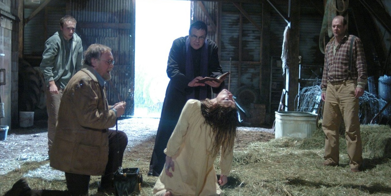 THE EXORCISM OF EMILY ROSE - ŞEYTAN ÇARPMASI Emily Rose adında genç bir kız, Peder Moore gözetimindeyken ölür. Üniversite yıllarında, bir şeytan tarafından ele geçirildiğine inanan Emily, Moore’dan yardım alır. Ancak kız ölünce peder, şüpheli olarak mahkemeye çıkar. Savcı ise tanrıya inanmayan bir adamdır. Peder, Emily’nin şeytan tarafından ele geçirildiği süreçteşahit olduklarını, mahkemede başından son gününe kadar anlatacaktır.