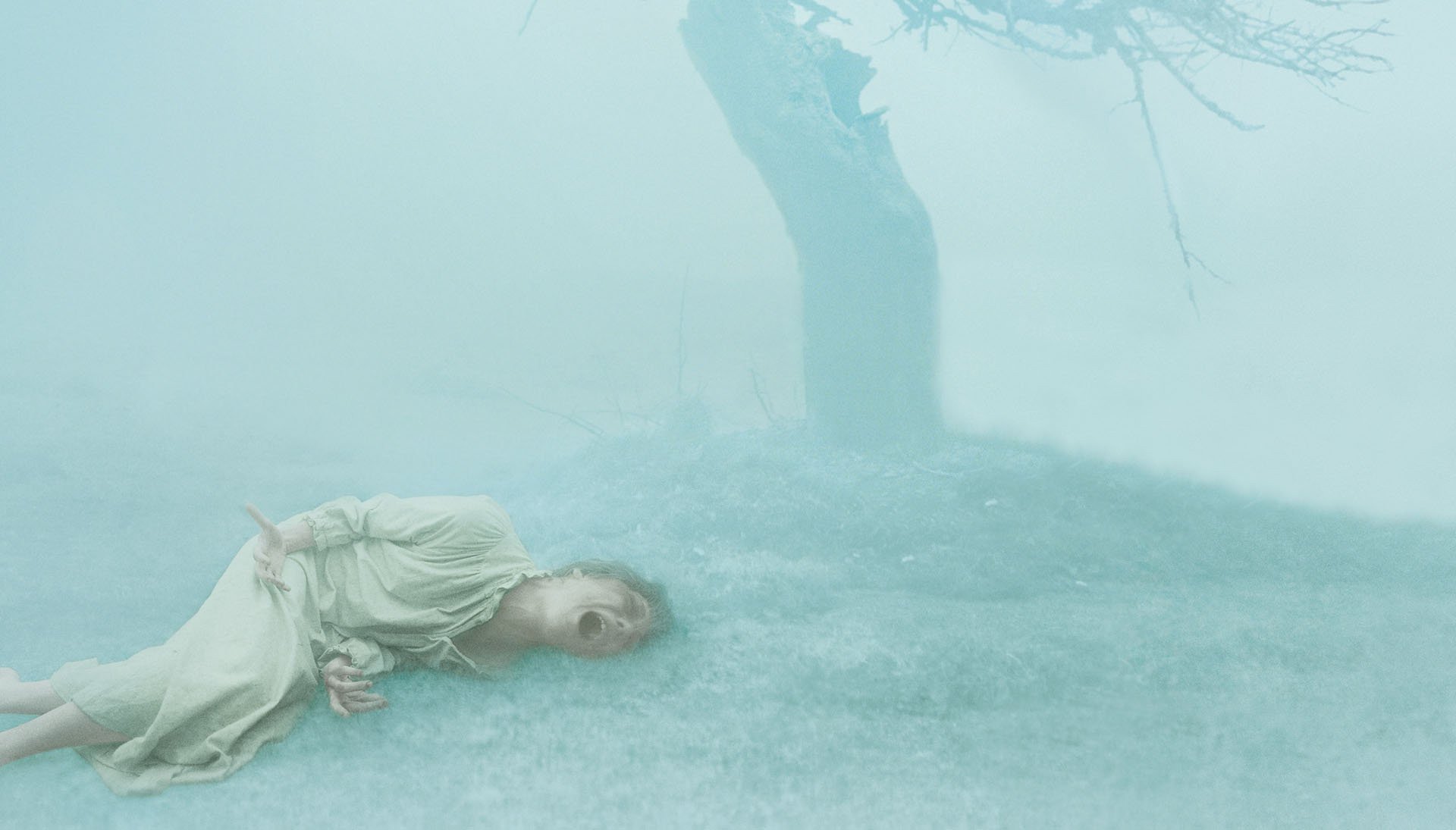 THE EXORCISM OF EMILY ROSE - ŞEYTAN ÇARPMASI Emily Rose adında genç bir kız, Peder Moore gözetimindeyken ölür. Üniversite yıllarında, bir şeytan tarafından ele geçirildiğine inanan Emily, Moore’dan yardım alır. Ancak kız ölünce peder, şüpheli olarak mahkemeye çıkar. Savcı ise tanrıya inanmayan bir adamdır. Peder, Emily’nin şeytan tarafından ele geçirildiği süreçteşahit olduklarını, mahkemede başından son gününe kadar anlatacaktır.