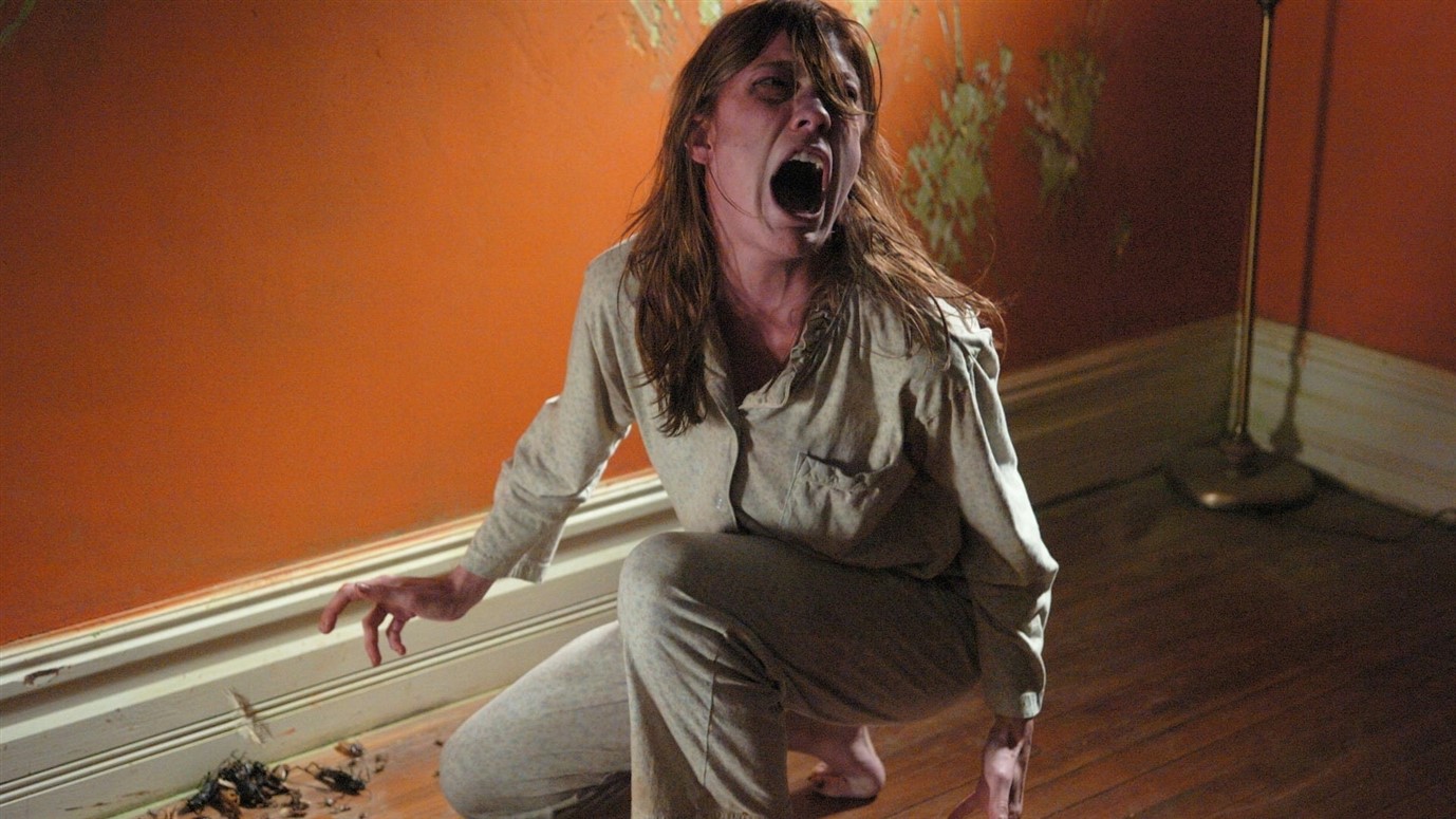 THE EXORCISM OF EMILY ROSE - ŞEYTAN ÇARPMASI Emily Rose adında genç bir kız, Peder Moore gözetimindeyken ölür. Üniversite yıllarında, bir şeytan tarafından ele geçirildiğine inanan Emily, Moore’dan yardım alır. Ancak kız ölünce peder, şüpheli olarak mahkemeye çıkar. Savcı ise tanrıya inanmayan bir adamdır. Peder, Emily’nin şeytan tarafından ele geçirildiği süreçteşahit olduklarını, mahkemede başından son gününe kadar anlatacaktır.