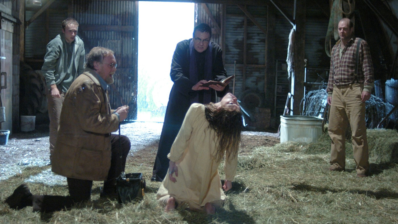 THE EXORCISM OF EMILY ROSE - ŞEYTAN ÇARPMASI Emily Rose adında genç bir kız, Peder Moore gözetimindeyken ölür. Üniversite yıllarında, bir şeytan tarafından ele geçirildiğine inanan Emily, Moore’dan yardım alır. Ancak kız ölünce peder, şüpheli olarak mahkemeye çıkar. Savcı ise tanrıya inanmayan bir adamdır. Peder, Emily’nin şeytan tarafından ele geçirildiği süreçteşahit olduklarını, mahkemede başından son gününe kadar anlatacaktır.