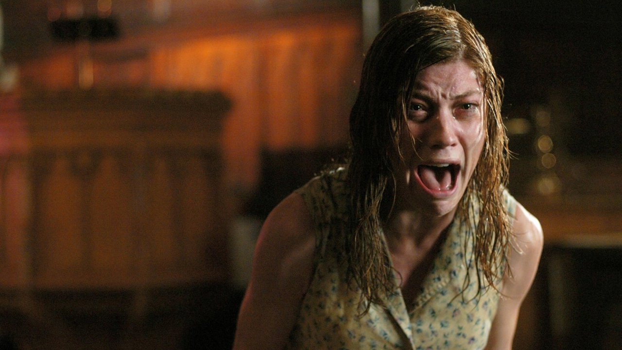 THE EXORCISM OF EMILY ROSE - ŞEYTAN ÇARPMASI Emily Rose adında genç bir kız, Peder Moore gözetimindeyken ölür. Üniversite yıllarında, bir şeytan tarafından ele geçirildiğine inanan Emily, Moore’dan yardım alır. Ancak kız ölünce peder, şüpheli olarak mahkemeye çıkar. Savcı ise tanrıya inanmayan bir adamdır. Peder, Emily’nin şeytan tarafından ele geçirildiği süreçteşahit olduklarını, mahkemede başından son gününe kadar anlatacaktır.