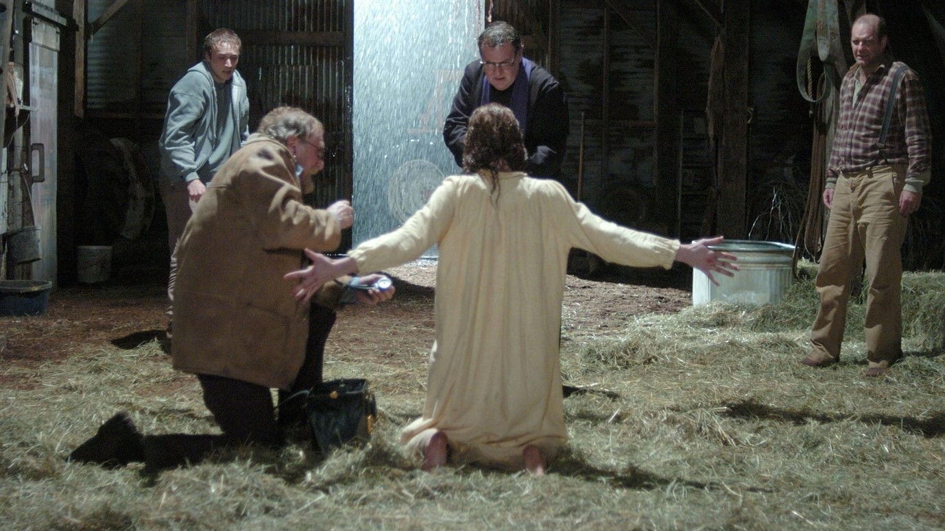 THE EXORCISM OF EMILY ROSE - ŞEYTAN ÇARPMASI Emily Rose adında genç bir kız, Peder Moore gözetimindeyken ölür. Üniversite yıllarında, bir şeytan tarafından ele geçirildiğine inanan Emily, Moore’dan yardım alır. Ancak kız ölünce peder, şüpheli olarak mahkemeye çıkar. Savcı ise tanrıya inanmayan bir adamdır. Peder, Emily’nin şeytan tarafından ele geçirildiği süreçteşahit olduklarını, mahkemede başından son gününe kadar anlatacaktır.