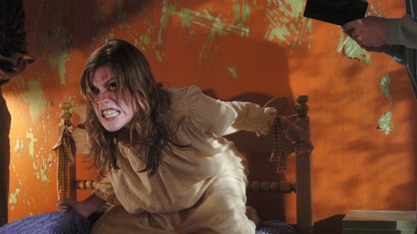 THE EXORCISM OF EMILY ROSE - ŞEYTAN ÇARPMASI Emily Rose adında genç bir kız, Peder Moore gözetimindeyken ölür. Üniversite yıllarında, bir şeytan tarafından ele geçirildiğine inanan Emily, Moore’dan yardım alır. Ancak kız ölünce peder, şüpheli olarak mahkemeye çıkar. Savcı ise tanrıya inanmayan bir adamdır. Peder, Emily’nin şeytan tarafından ele geçirildiği süreçteşahit olduklarını, mahkemede başından son gününe kadar anlatacaktır.