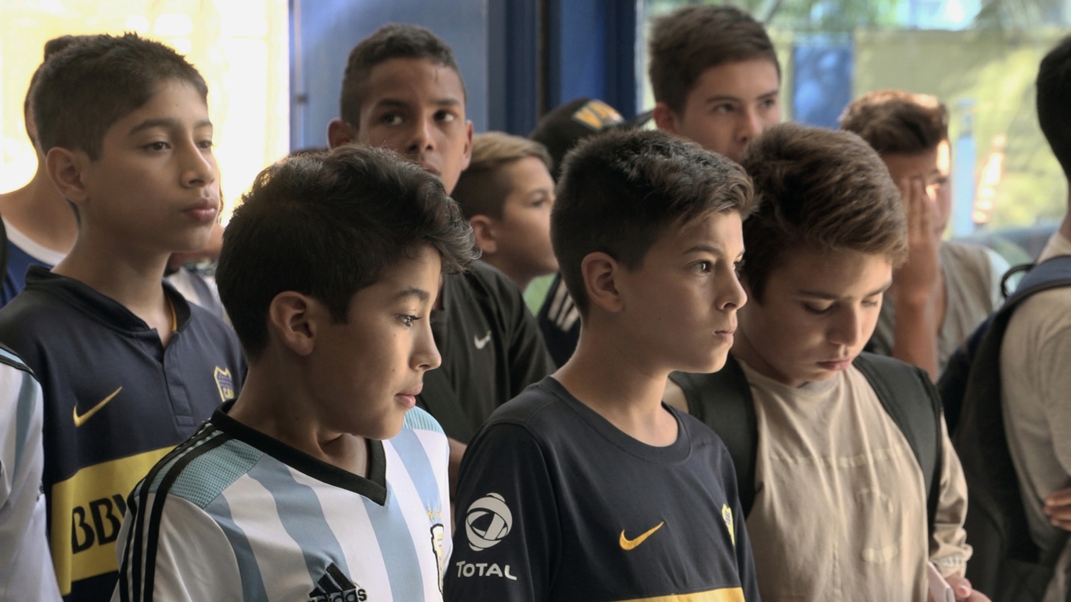 THE FOOTBALL BOYS - FUTBOL AŞKINA  Arjantin’de Atletico Boca Juniors takımına girmeye çalışan gençleri konu edinen etkileyici bir belgesel.
