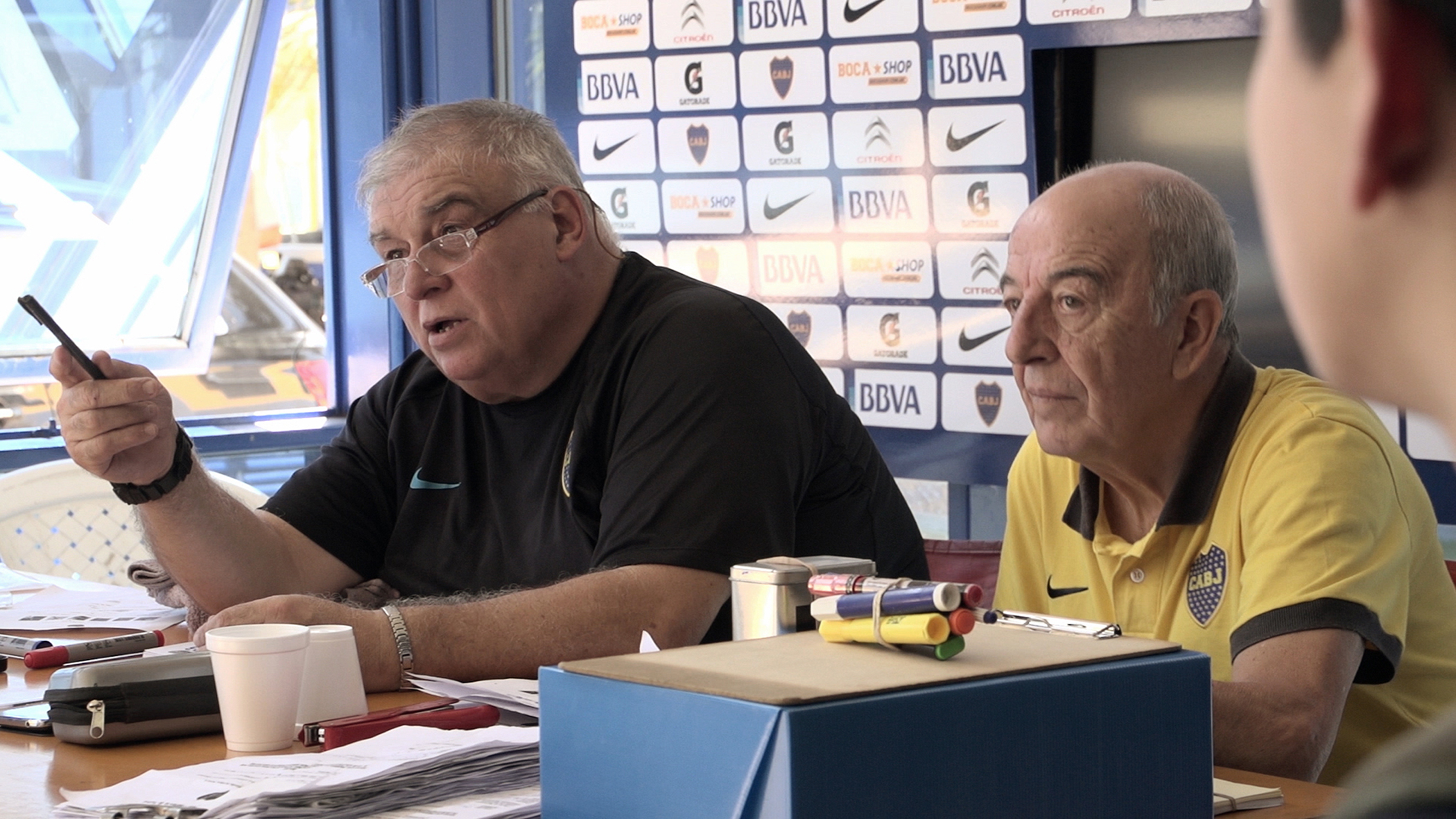 THE FOOTBALL BOYS - FUTBOL AŞKINA  Arjantin’de Atletico Boca Juniors takımına girmeye çalışan gençleri konu edinen etkileyici bir belgesel.