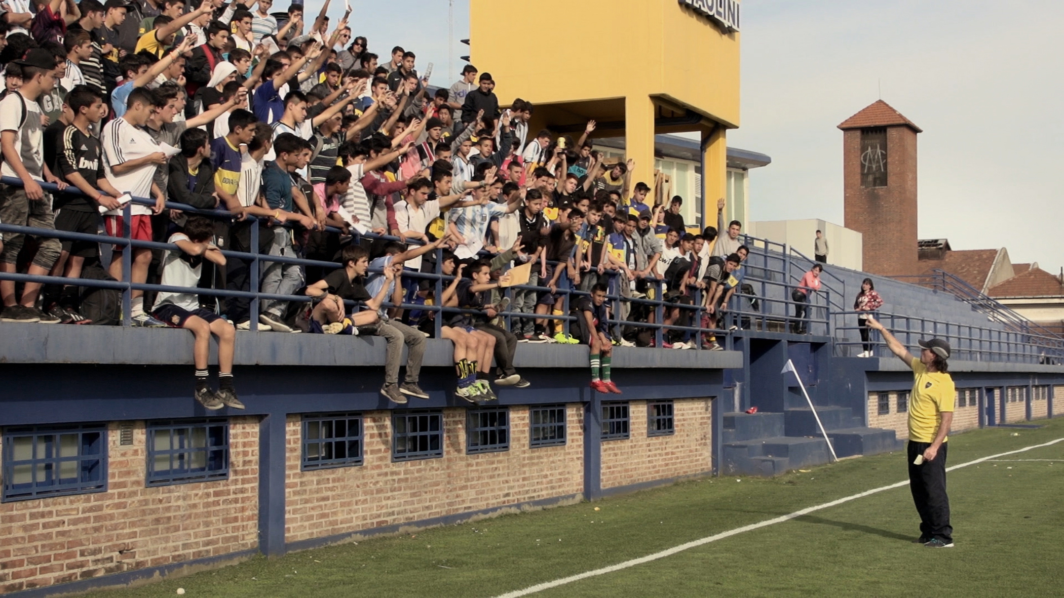 THE FOOTBALL BOYS - FUTBOL AŞKINA  Arjantin’de Atletico Boca Juniors takımına girmeye çalışan gençleri konu edinen etkileyici bir belgesel.