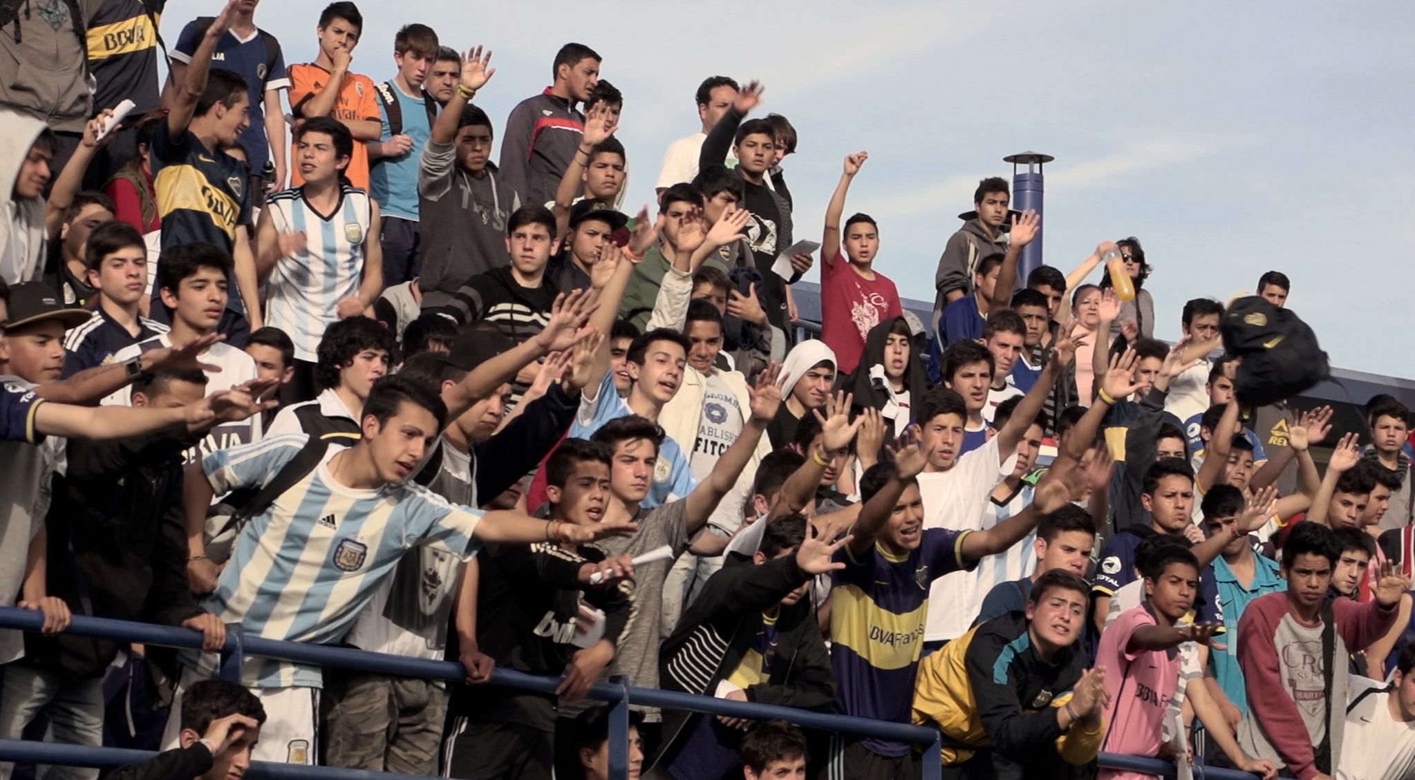 THE FOOTBALL BOYS - FUTBOL AŞKINA  Arjantin’de Atletico Boca Juniors takımına girmeye çalışan gençleri konu edinen etkileyici bir belgesel.