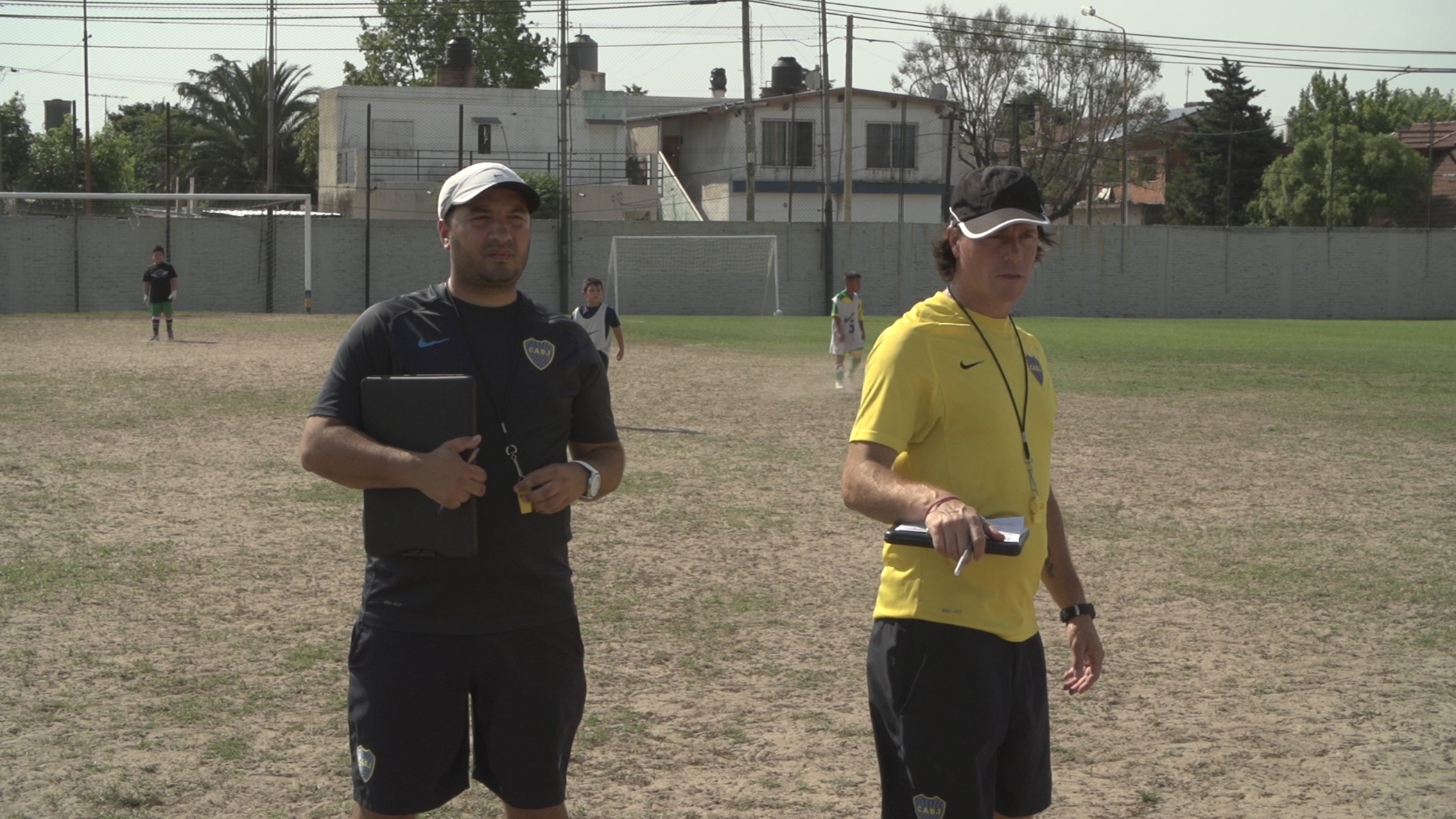 THE FOOTBALL BOYS - FUTBOL AŞKINA  Arjantin’de Atletico Boca Juniors takımına girmeye çalışan gençleri konu edinen etkileyici bir belgesel.