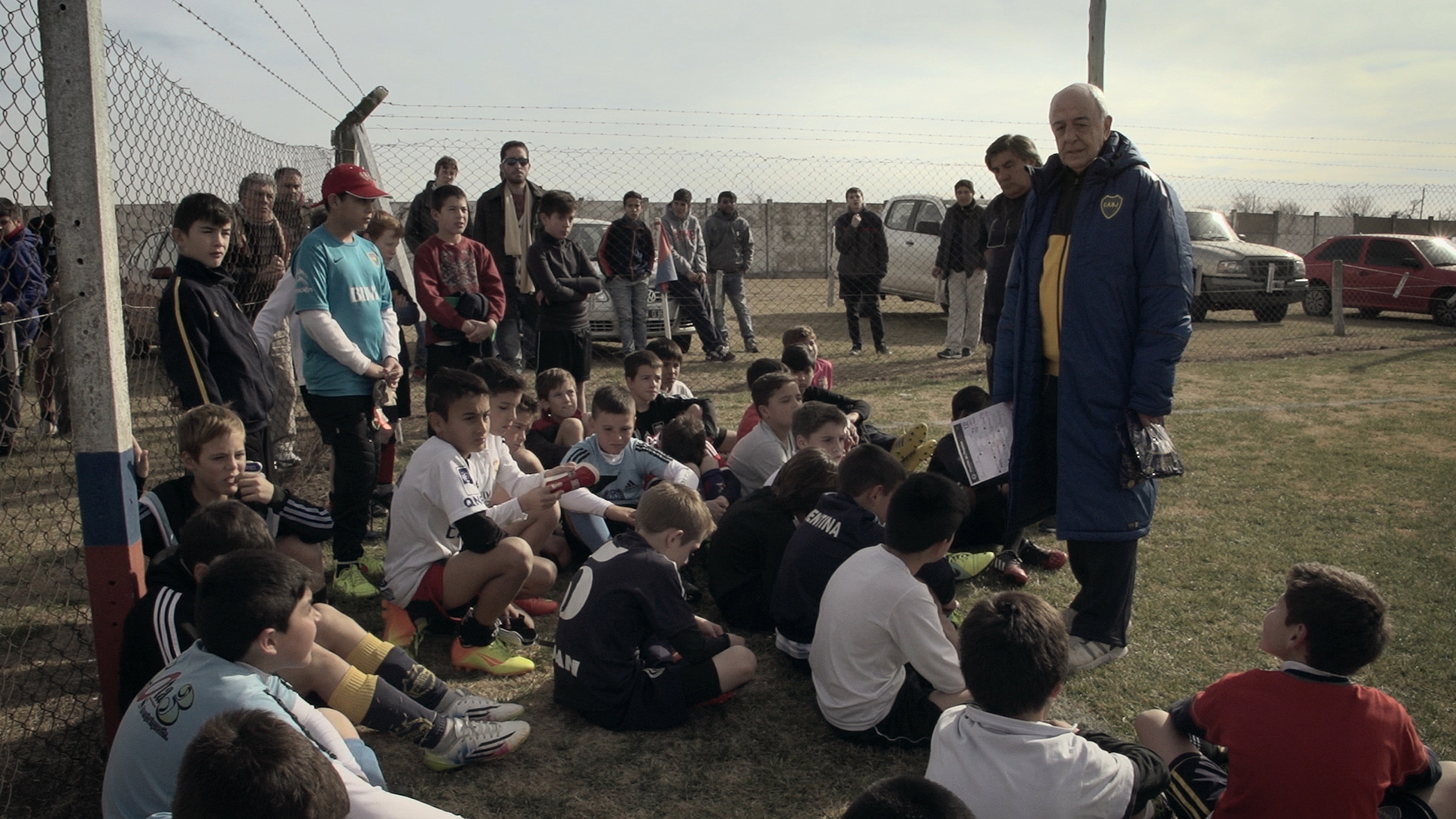 THE FOOTBALL BOYS - FUTBOL AŞKINA  Arjantin’de Atletico Boca Juniors takımına girmeye çalışan gençleri konu edinen etkileyici bir belgesel.