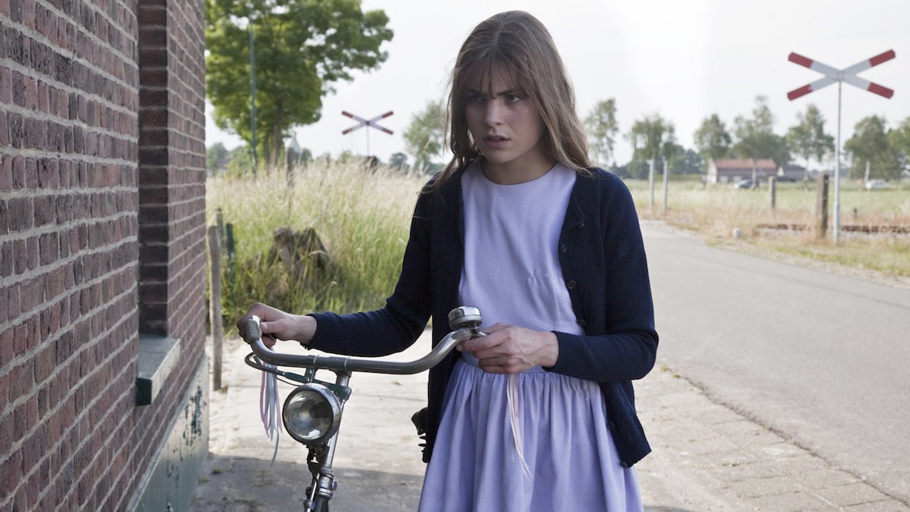 THE FURY - ÖFKE Tiny, genç yaşına rağmen çevresindeki tüm erkeklerin dikkatini çekmektedir. Yeğeni Albert, çocukluğundan beri ona karşı sıradışı bir ilgi ve hayranlık