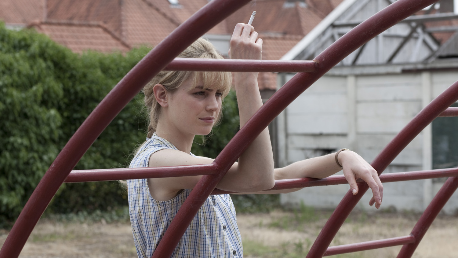 THE FURY - ÖFKE Tiny, genç yaşına rağmen çevresindeki tüm erkeklerin dikkatini çekmektedir. Yeğeni Albert, çocukluğundan beri ona karşı sıradışı bir ilgi ve hayranlık