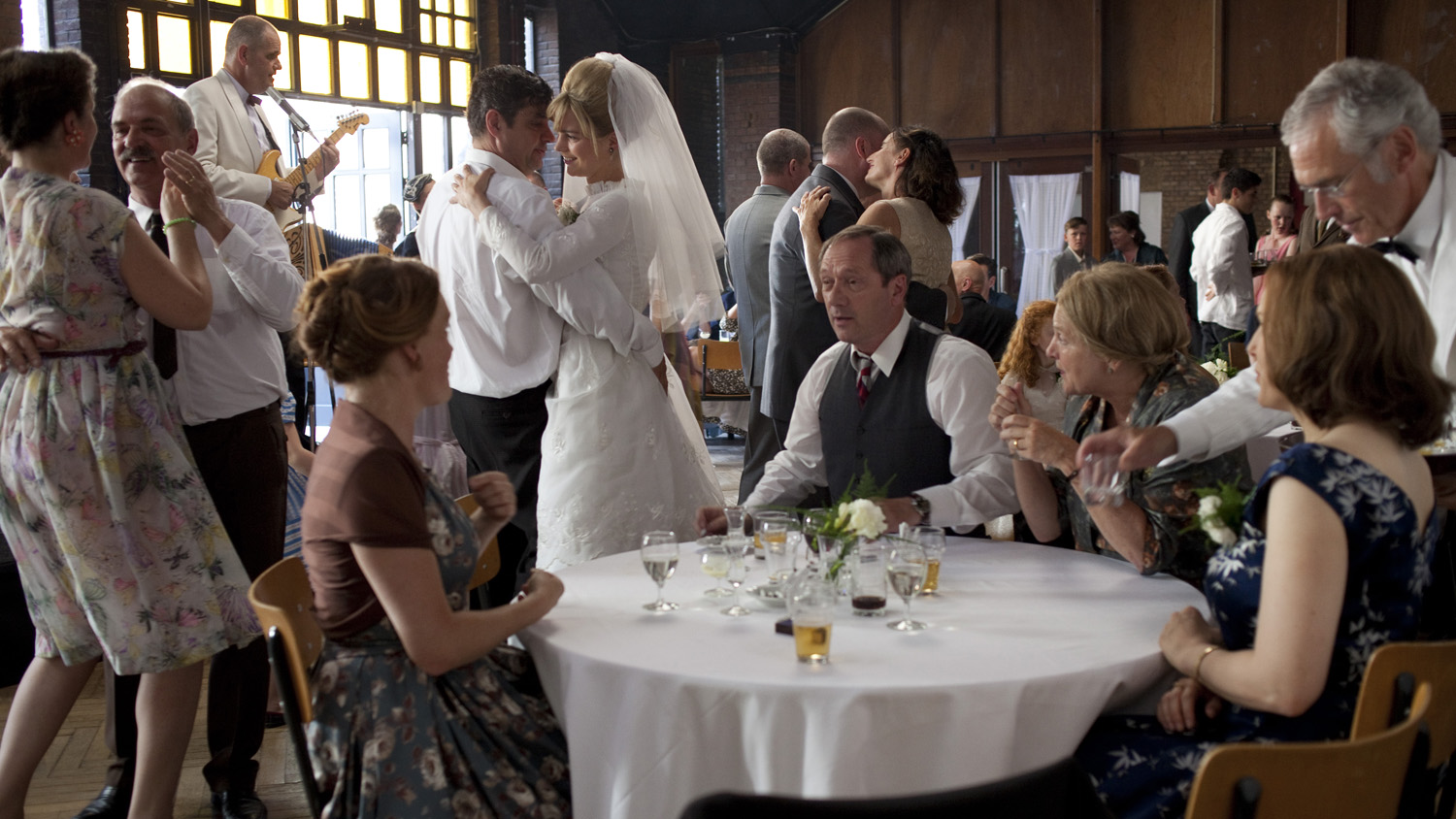 THE FURY - ÖFKE Tiny, genç yaşına rağmen çevresindeki tüm erkeklerin dikkatini çekmektedir. Yeğeni Albert, çocukluğundan beri ona karşı sıradışı bir ilgi ve hayranlık