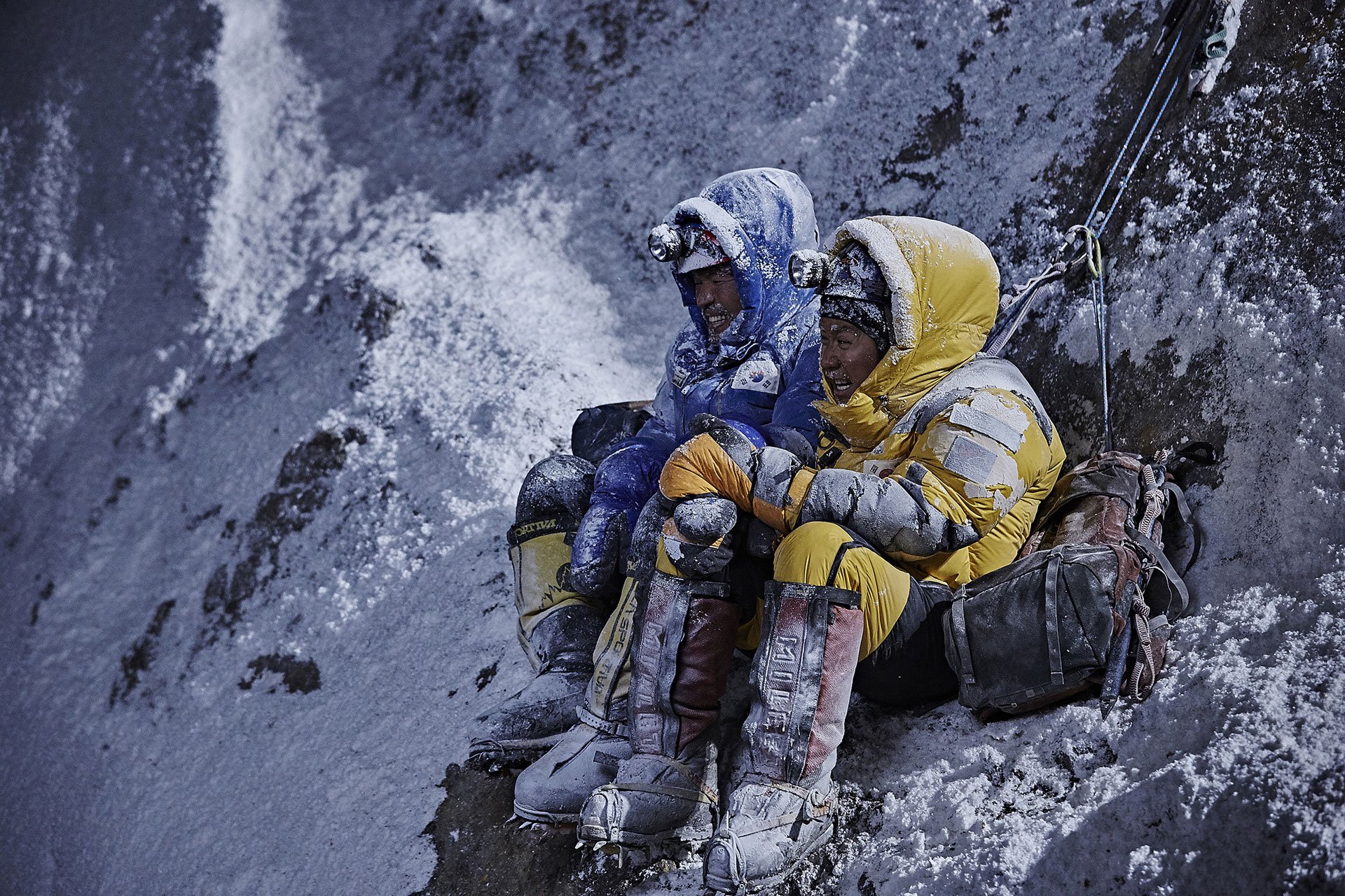 THE HIMALAYAS - HİMALAYA Himalayalar’ın zirvesine tırmanabilen 14. ekipte olan Hong-gil ve Mu-taek iki yakın arkadaş olmuşlardır. Bu tırmanışın ardından aldığı yaralar sonucunda Hong-gil, emekli olmak zorunda kalır. Yıllar sonra tekrar Everest’e tırmanma planları yapan Mu-taek, yola çıkar ancak geri dönmez. Dostunun cenazesini dağda bırakmamaya kararlı olan Hong-gii, bir ekip kurarak Himalayalar’a doğru yola çıkar.