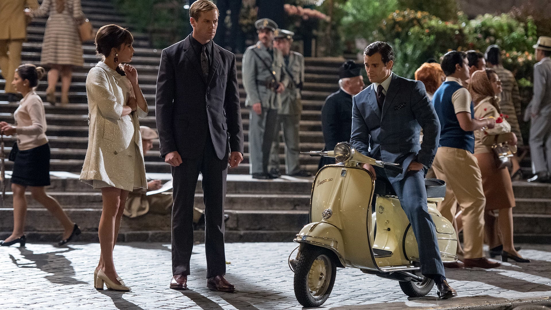 THE MAN FROM U.N.C.L.E - KOD ADI: U.N.C.L.E 1960'lı yılların popüler dizisinden uyarlanan filmin yönetmen koltuğunda Guy Ritchie oturuyor. 1960’lar… Soğuk Savaş yılları… CIA ajanı Napoleon Solo, KGB ajanı Illya Kuryakin’in tüm egellemelerine ragmen Gaby Teller’ın batı Almanya’ya ulaşmasını sağlar. Daha son bu üçlü ummadıkları bir zamanda birlikte çalışmak zorunda kalırlar. Görevleri, nükleer bomba kullanmak isteyen bir suç örgütünü engellemektedir. Her birinin farklı amaçları olsa da dünya barışı için ortak bir yol bulmalıdırlar.