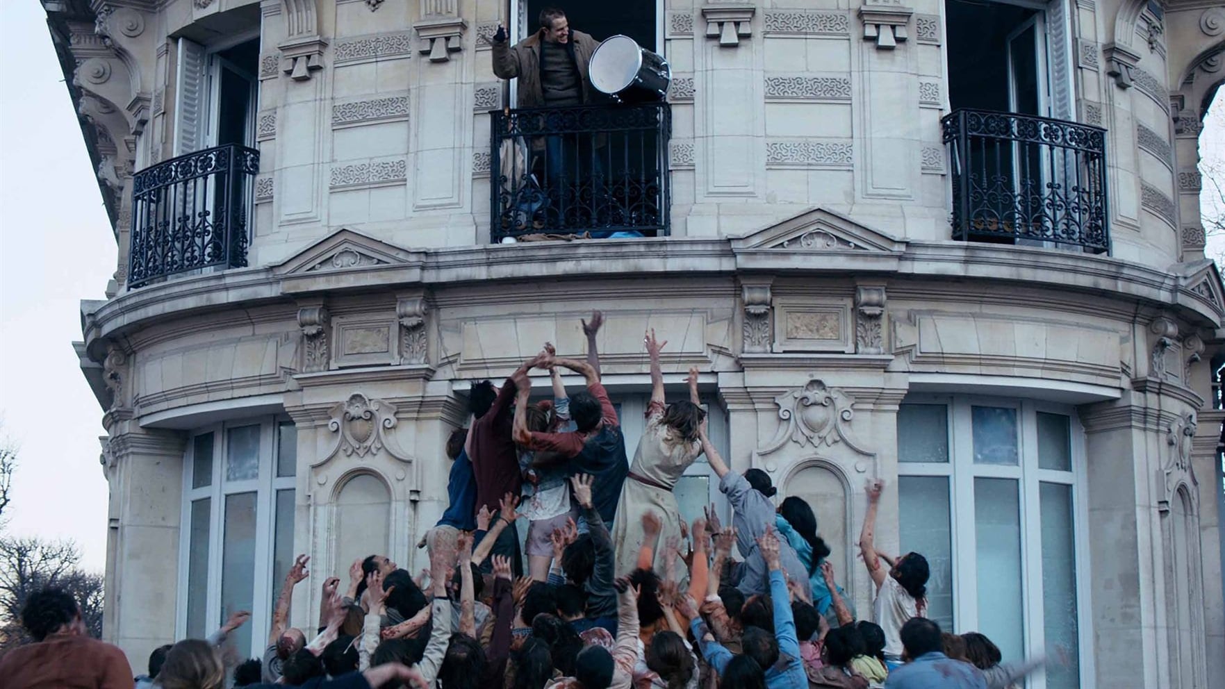 THE NIGHT EATS THE WORLD - GECE DÜNYAYI YUTTUĞUNDA Çılgın bir partinin sabahında dairesinde uyanan Sam, etrafında hiç kimsenin olmamasına anlam vermez. Paris sokaklarının zombiler tarafından istila edildiği gerçeğiyle yüzleşen genç adam, korku içinde yaşadığı binanın içine gizlenir ve kendini yaşayan ölülerden korumak için barikatlar kurmak zorunda kalır. Ancak Sam, hem yalnızlık hem de istilaya karşı dayanmak için zorlu bir mücadele verecektir.