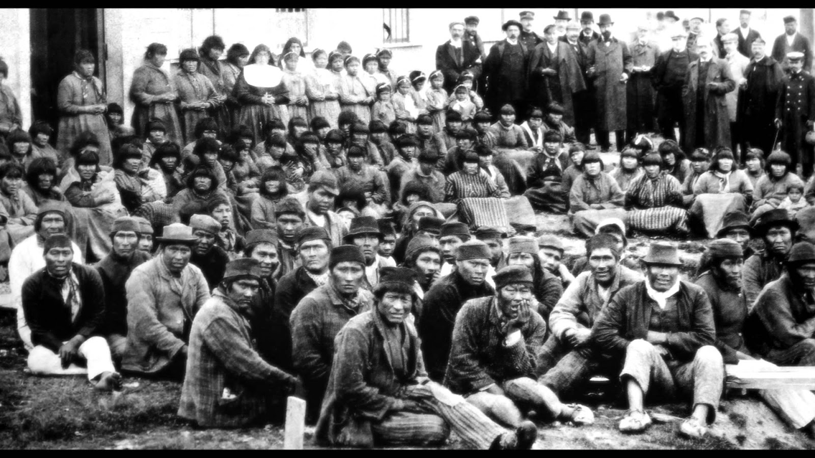 THE PEARL BUTTON - SEDEF DÜĞME Okyanuslar, tüm insanlık tarihinin izlerini barındırmaktadır... Şili’nin en uzun sınırı, okyanus ile örülüdür.2670 mil boyunca uzanan bu sınır boyunca