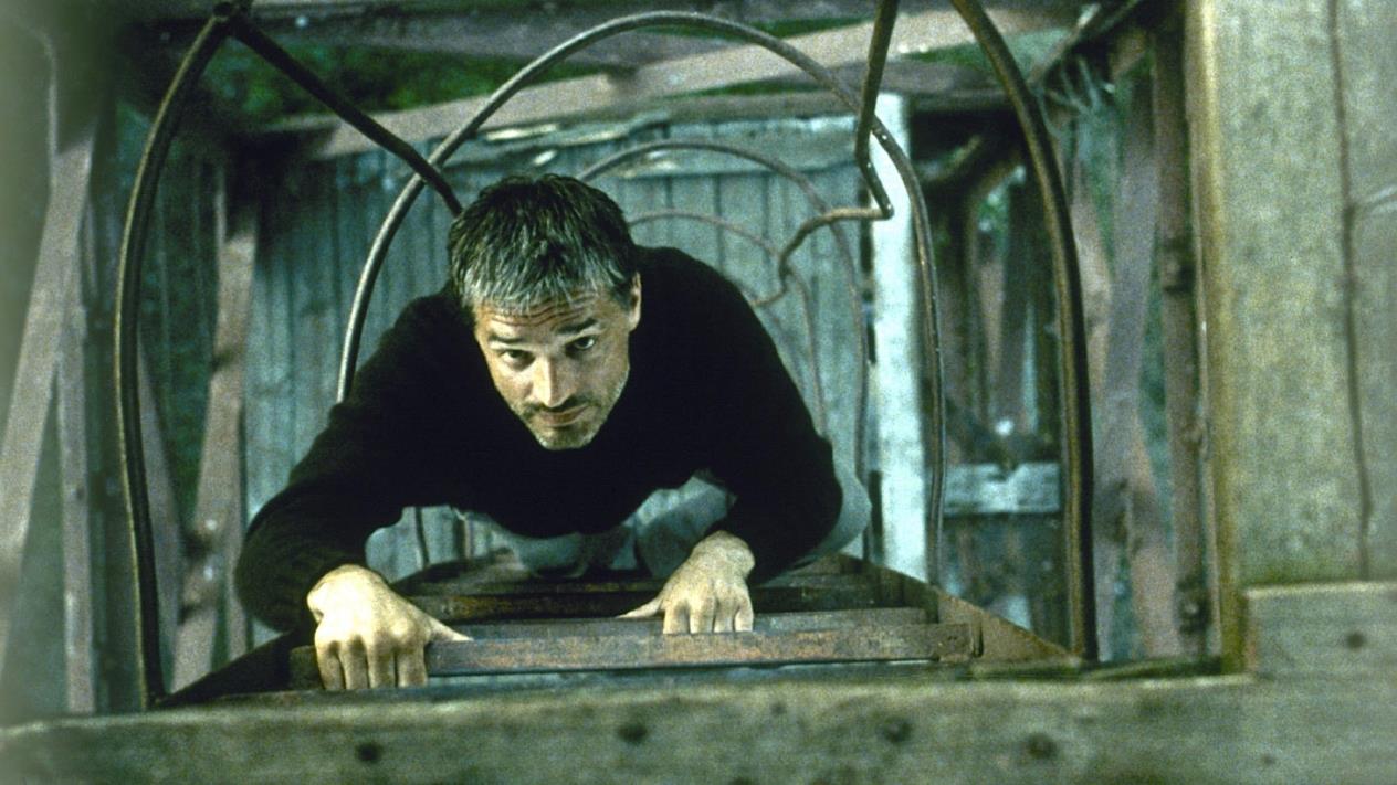 THE RETURN - DÖNÜŞ Film, iki kardeşin 12 sene sonra ansızın eve dönen babaları ile yaşadıkları yolculuğu konu almıştır. Zvyagintsev, Rus toplumundaki görünmeyen sorunları estetize ederken toplumun içinde bulunduğu mevcut durumu politik yönüyle eleştiren ve umutsuzluğu yansıtan bir yaklaşımla sergilemiştir.