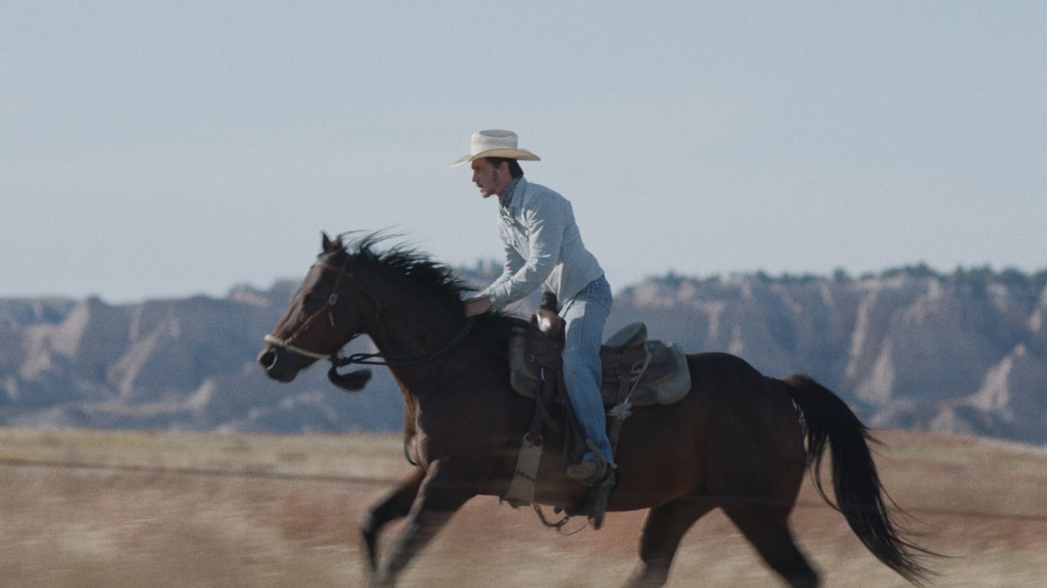 THE RIDER - BİNİCİ Brady Blackburn, bildiği her şeyi babasından öğrenen genç ve başarılı bir rodeocudur.  Bir rodeo sırasında geçirdiği kaza Brady’nin hayatını tamamen değişecektir. Geçirdiği ölümcül kazanın ardından genç adam, bir an önce ait olduğu yere, atların yanına dönmek istemektedir. Chloé Zhao'nun yazıp yönettiği dram filminin başrollerini Brady Jandreau, Tim Jandreau, Lilly Jandreau üstleniyor.
