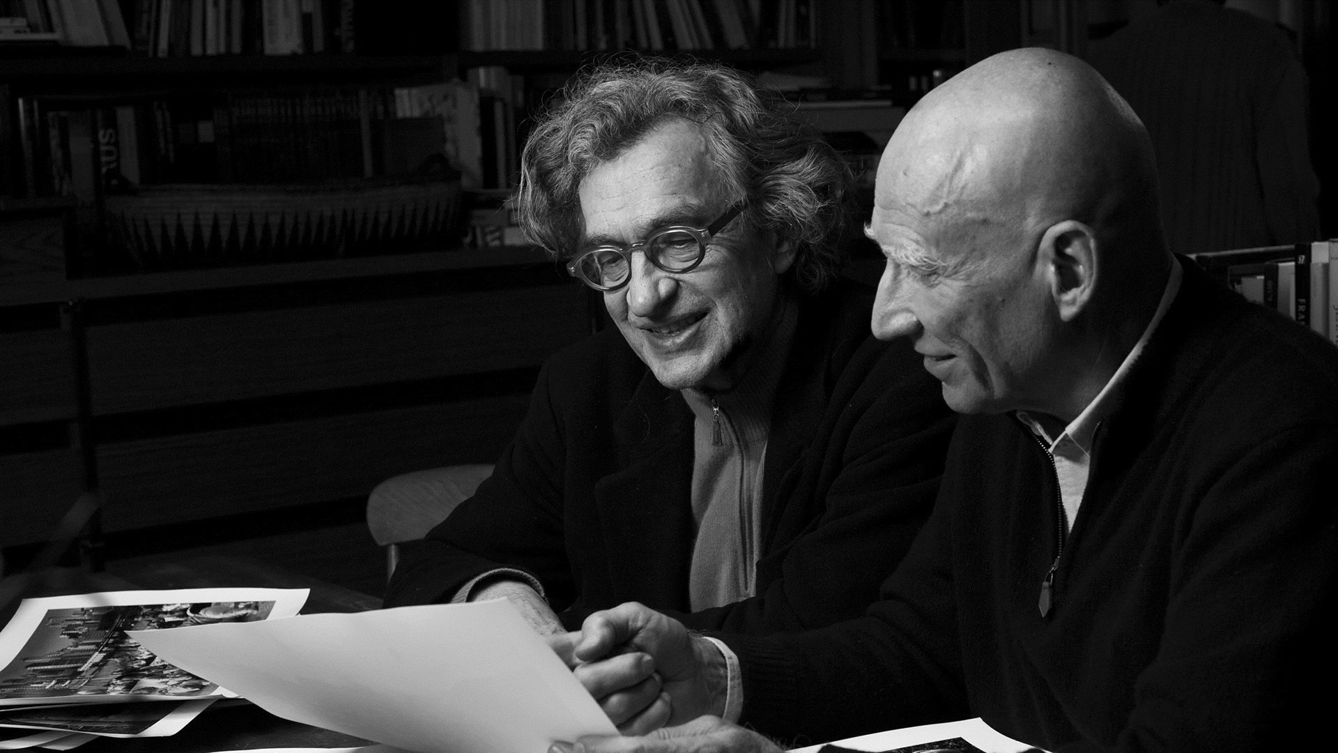 THE SALT OF THE EARTH - TOPRAĞIN TUZU Fotoğrafçı Sebastião Salgado, tam 40 yıldır kıtadan kıtaya dolaşarak değişen insanlığı, belgelerle kayıt altına almaktadır. Bu zaman zarfı içerisinde, yakın tarihimizi etkileyen en önemli olayları belgelemiştir: uluslararası çatışmalar, açlık ve göç…