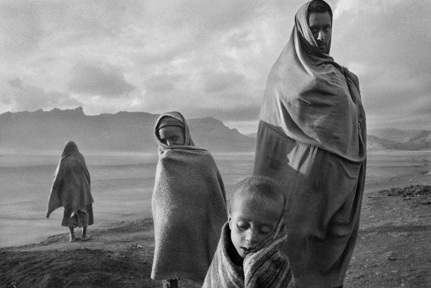 THE SALT OF THE EARTH - TOPRAĞIN TUZU Fotoğrafçı Sebastião Salgado, tam 40 yıldır kıtadan kıtaya dolaşarak değişen insanlığı, belgelerle kayıt altına almaktadır. Bu zaman zarfı içerisinde, yakın tarihimizi etkileyen en önemli olayları belgelemiştir: uluslararası çatışmalar, açlık ve göç…