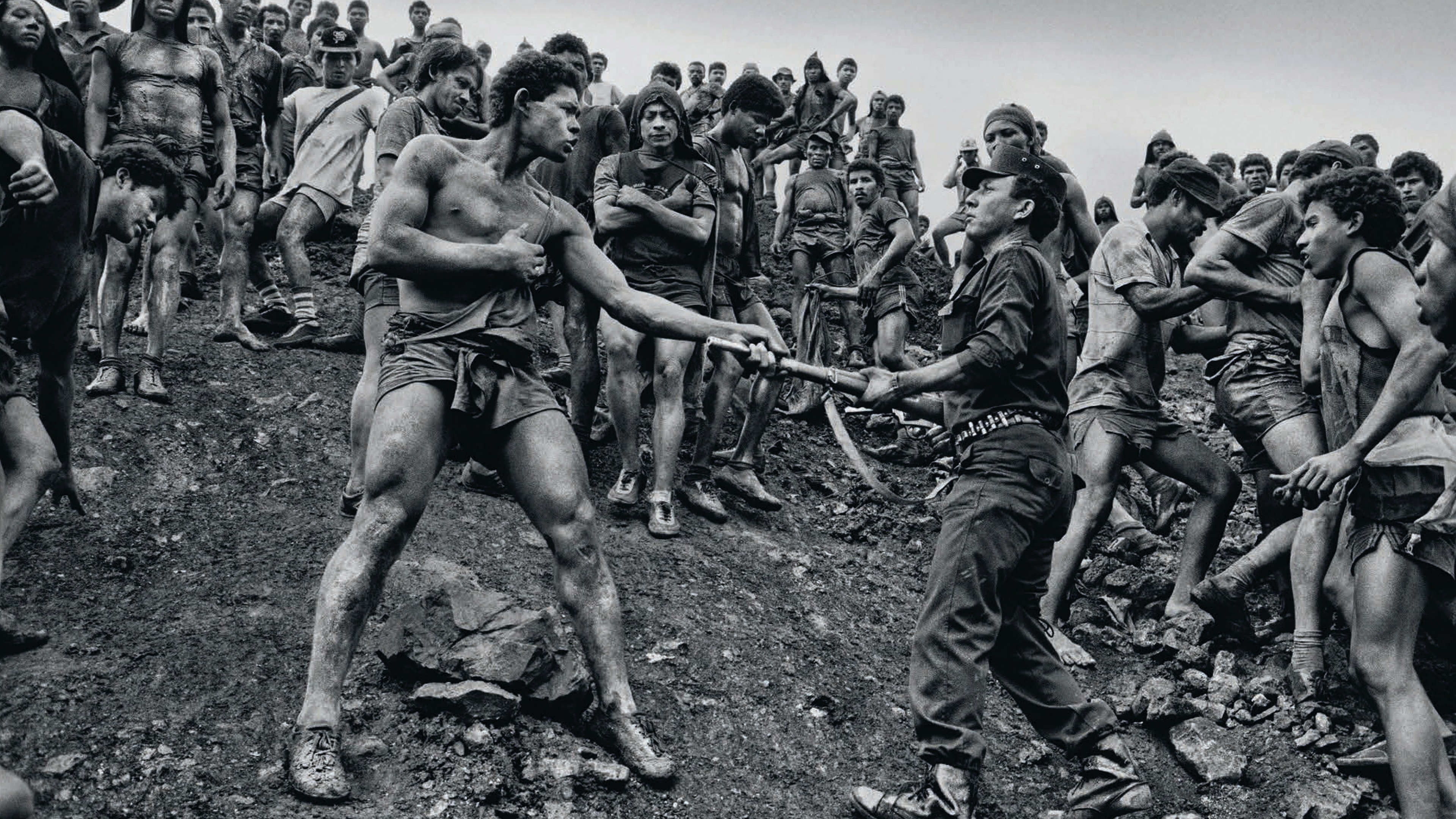 THE SALT OF THE EARTH - TOPRAĞIN TUZU Fotoğrafçı Sebastião Salgado, tam 40 yıldır kıtadan kıtaya dolaşarak değişen insanlığı, belgelerle kayıt altına almaktadır. Bu zaman zarfı içerisinde, yakın tarihimizi etkileyen en önemli olayları belgelemiştir: uluslararası çatışmalar, açlık ve göç…