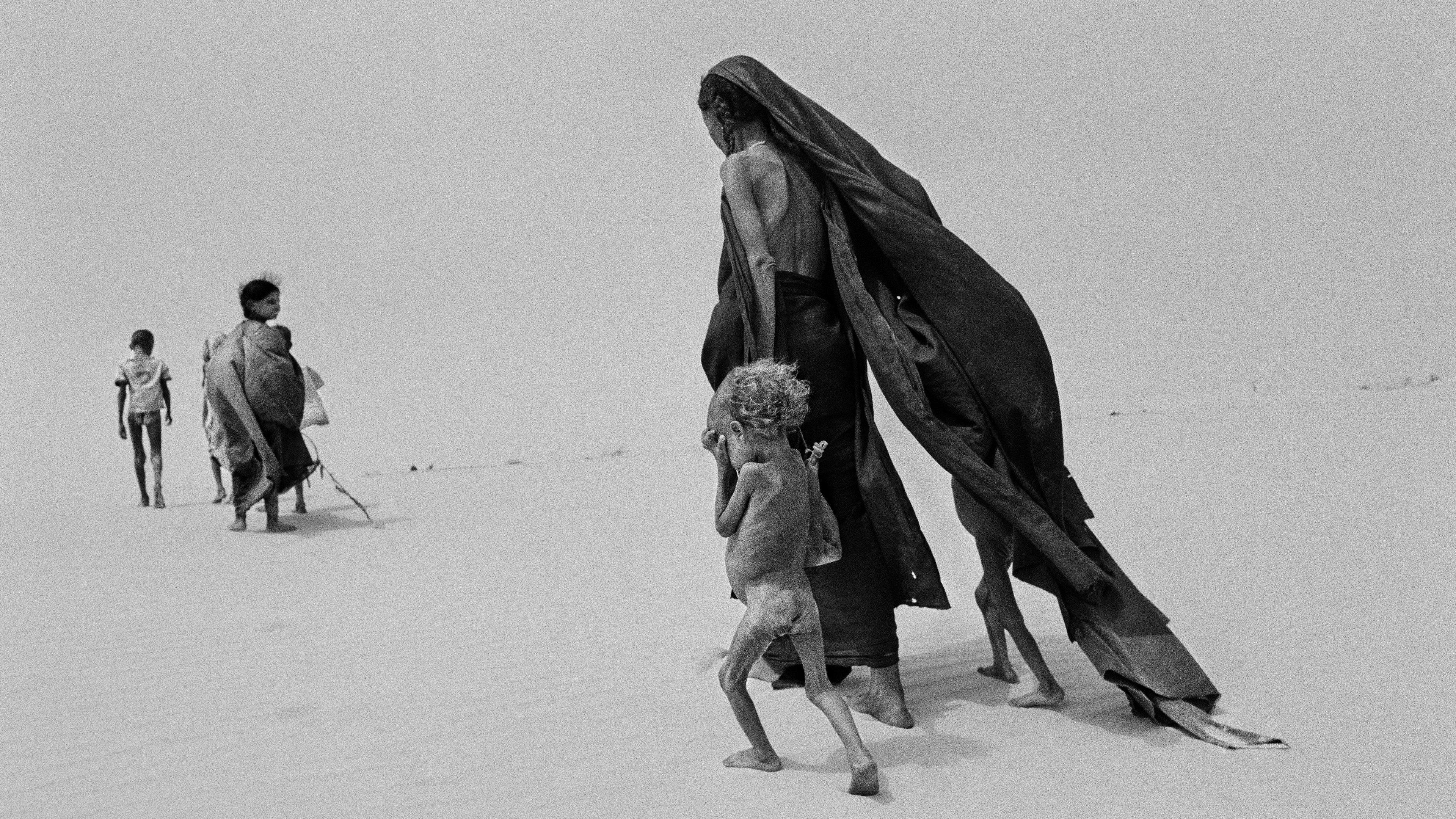 THE SALT OF THE EARTH - TOPRAĞIN TUZU Fotoğrafçı Sebastião Salgado, tam 40 yıldır kıtadan kıtaya dolaşarak değişen insanlığı, belgelerle kayıt altına almaktadır. Bu zaman zarfı içerisinde, yakın tarihimizi etkileyen en önemli olayları belgelemiştir: uluslararası çatışmalar, açlık ve göç…