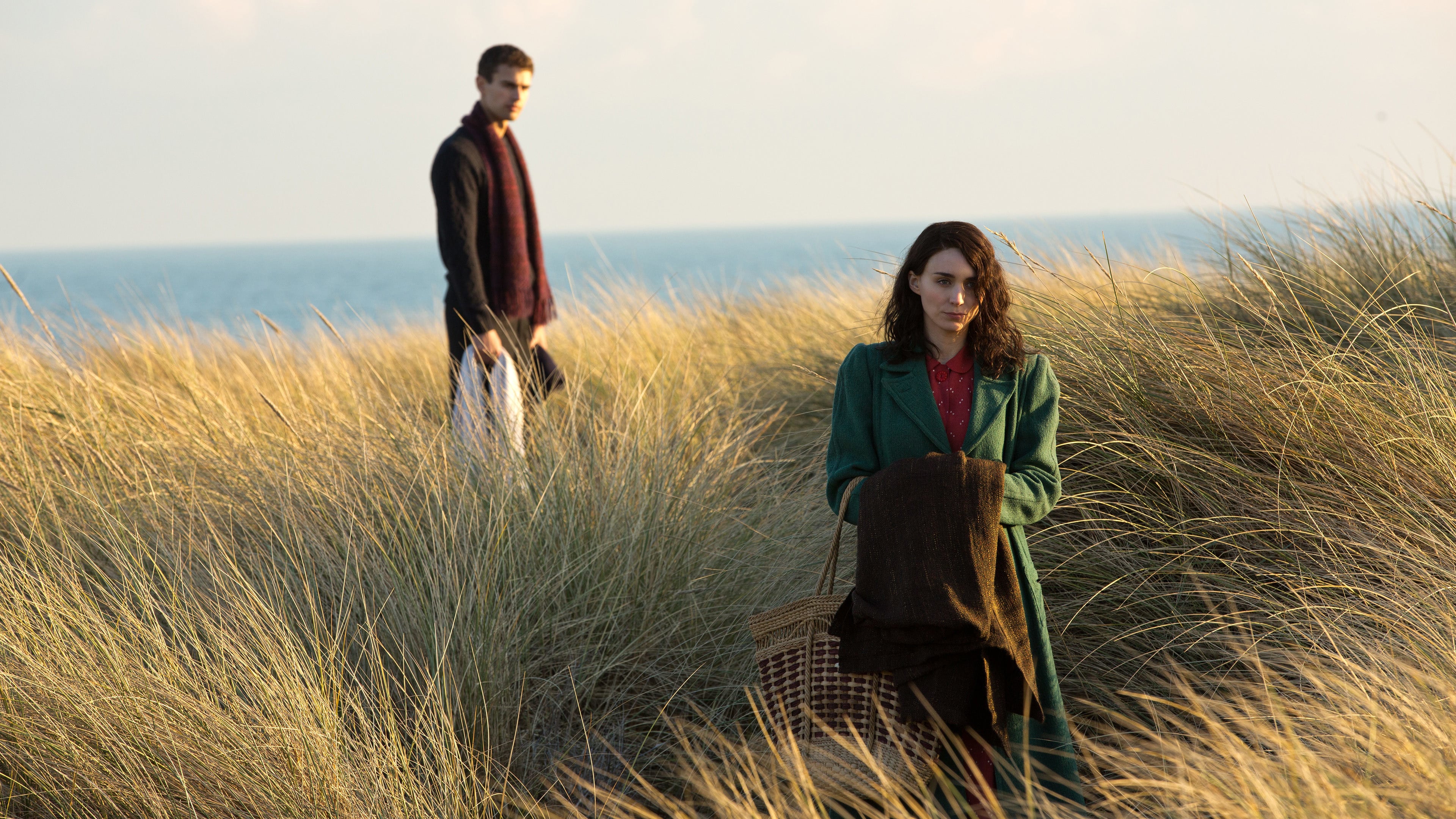 THE SECRET SCRIPTURE - SAKLI KALANLAR 50 yıl önce kendi oğlunu öldürmekle suçlanan Rose McNulty, bunu yapmadığını ve oğlunun hâlâ yaşadığını iddia etmektedir. Rose’un sergilediği inatçı tutum bir psikiyatrın dikkatini çeker. Rose’u dinlemeye başlayan psikiyatr, kadının İncil’inin içine yazdığı gizli notları da inceleme fırsatı bulur ve olayın gizemi yavaş yavaş çözülmeye başlar.
