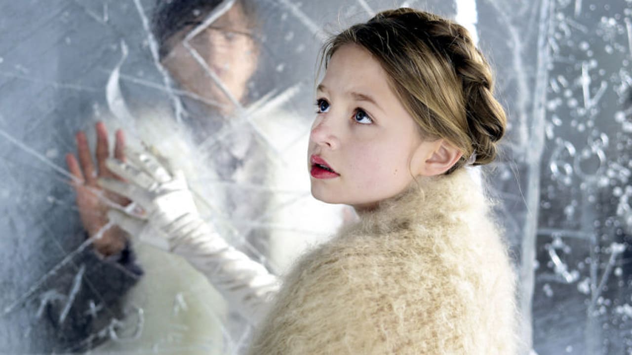 THE SNOW QUEEN - KARLAR KRALİÇESİ Kay, Karlar Kraliçesi tarafından kaçırıldığı zaman, en yakın arkadaşı Gerda onu kurtarmaya koyulur ve donmuş Kutupta Buz Sarayı'na giden yolda her türlü engelle karşılaşır. Saray’a vardığındaysa onu en büyük sınavı beklemektedir.