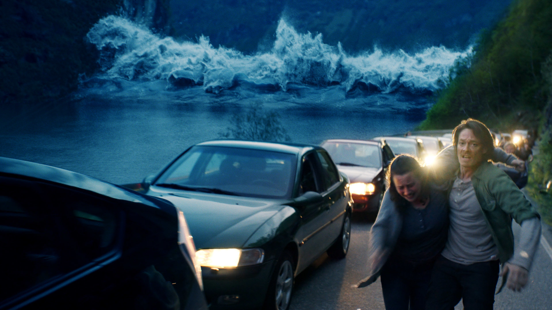 THE WAVE - DALGA Norveç’te bulunan Geiranger Fiyordu’nun üzerindeki dağ geçidi, küresel ısınmanın da etkisi ile çöker. Denize düşen dev buzullar, 85 metre yüksekliğinde dalgalar yaratarak bir tsunami felaketini tetikler. Bu korkunç felaketin ortasında kalanlardan biri ise ünlü bir jeoloji uzmanıdır.