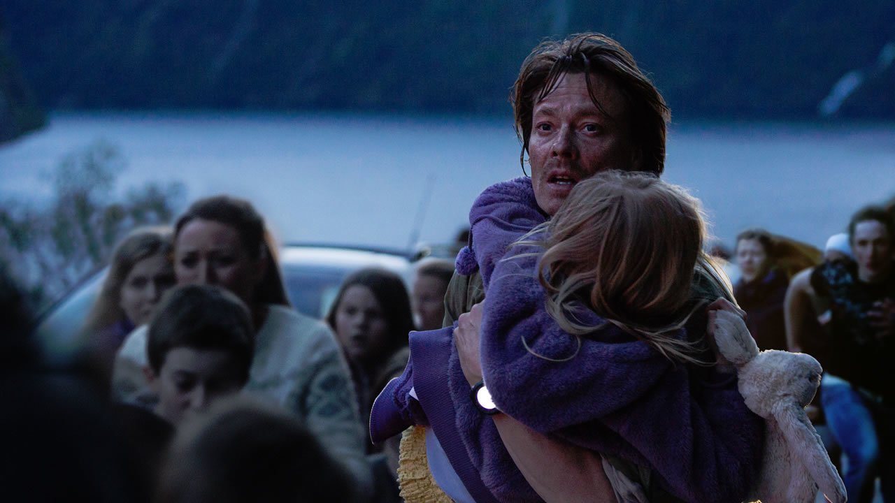 THE WAVE - DALGA Norveç’te bulunan Geiranger Fiyordu’nun üzerindeki dağ geçidi, küresel ısınmanın da etkisi ile çöker. Denize düşen dev buzullar, 85 metre yüksekliğinde dalgalar yaratarak bir tsunami felaketini tetikler. Bu korkunç felaketin ortasında kalanlardan biri ise ünlü bir jeoloji uzmanıdır.