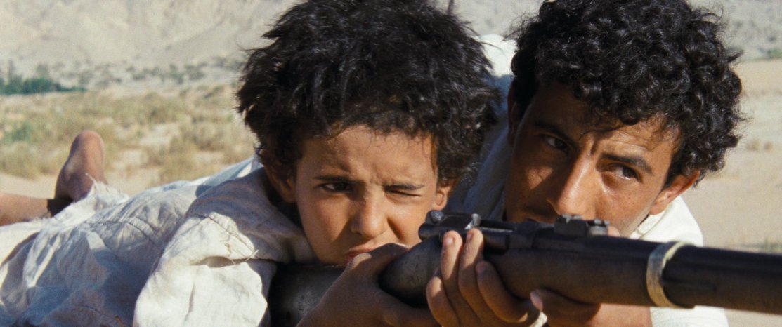 THEEB - REHBER 1. Dünya Savaşı sırasında, Osmanlı sınırında bulunan Hicaz Çölü’nde, küçük bir yerli çocuk, İngiliz bir askere, adamın gizli bir merkeze gidebilmesi için rehberlik edecektir. Film, bu iki insanın macera dolu yolculuğunu konu alıyor.