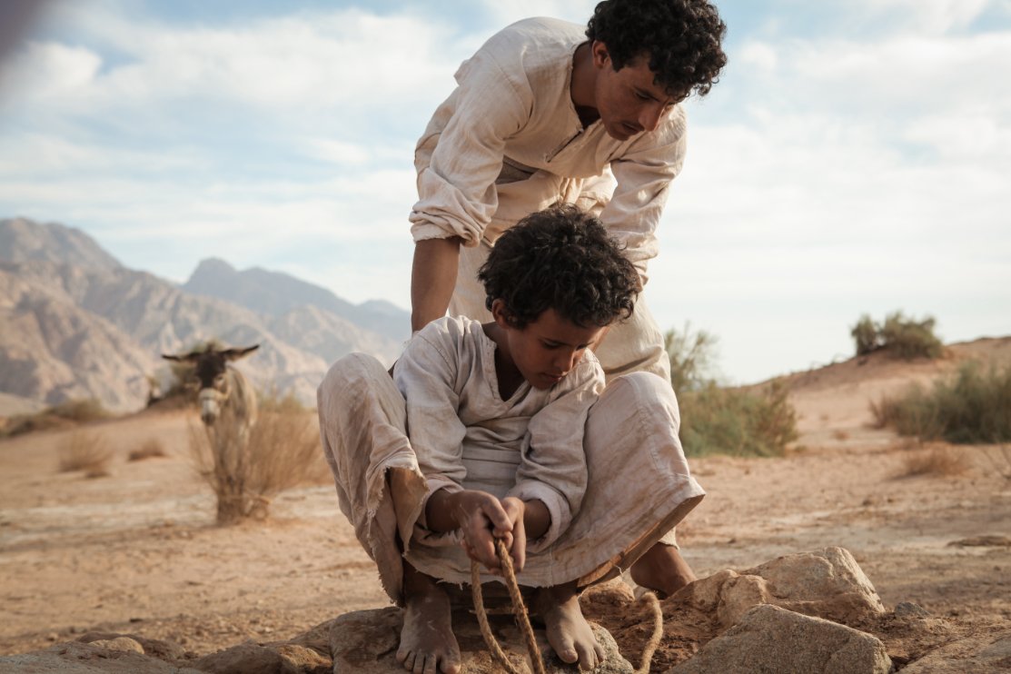 THEEB - REHBER 1. Dünya Savaşı sırasında, Osmanlı sınırında bulunan Hicaz Çölü’nde, küçük bir yerli çocuk, İngiliz bir askere, adamın gizli bir merkeze gidebilmesi için rehberlik edecektir. Film, bu iki insanın macera dolu yolculuğunu konu alıyor.