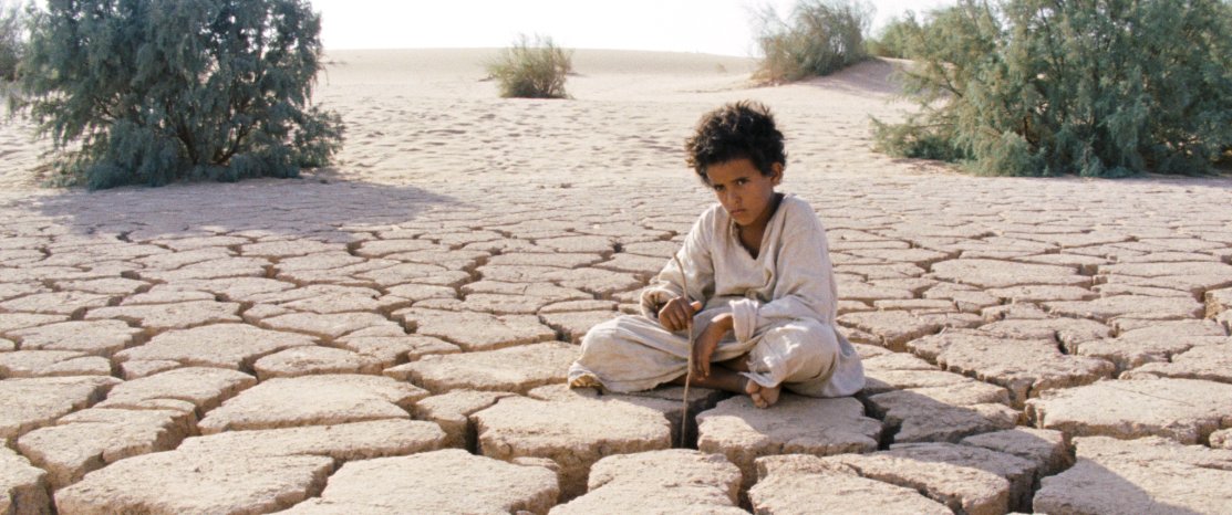 THEEB - REHBER 1. Dünya Savaşı sırasında, Osmanlı sınırında bulunan Hicaz Çölü’nde, küçük bir yerli çocuk, İngiliz bir askere, adamın gizli bir merkeze gidebilmesi için rehberlik edecektir. Film, bu iki insanın macera dolu yolculuğunu konu alıyor.