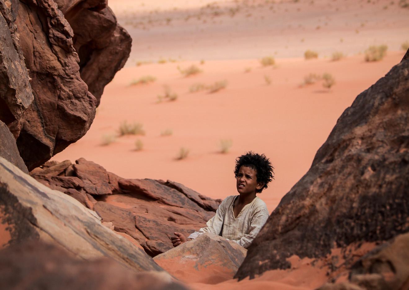 THEEB - REHBER 1. Dünya Savaşı sırasında, Osmanlı sınırında bulunan Hicaz Çölü’nde, küçük bir yerli çocuk, İngiliz bir askere, adamın gizli bir merkeze gidebilmesi için rehberlik edecektir. Film, bu iki insanın macera dolu yolculuğunu konu alıyor.