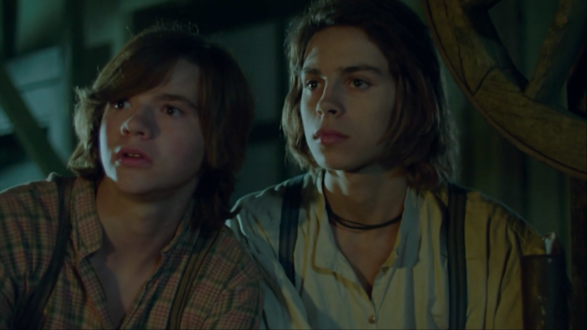 TOM SAWYER & HUCKLEBERRY FINN - TOM VE HUCKLEBERRY Tom Sawyer (Joel Courtney) ve arkadaşı Huck Finn (Jake T. Austin), mezarlıkta işlenen bir cinayete şahit olurlar. İki kafadar, Jackson Adası’na kaçar