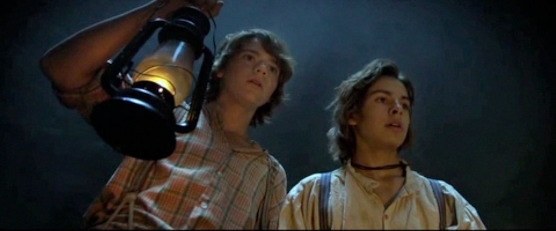 TOM SAWYER & HUCKLEBERRY FINN - TOM VE HUCKLEBERRY Tom Sawyer (Joel Courtney) ve arkadaşı Huck Finn (Jake T. Austin), mezarlıkta işlenen bir cinayete şahit olurlar. İki kafadar, Jackson Adası’na kaçar